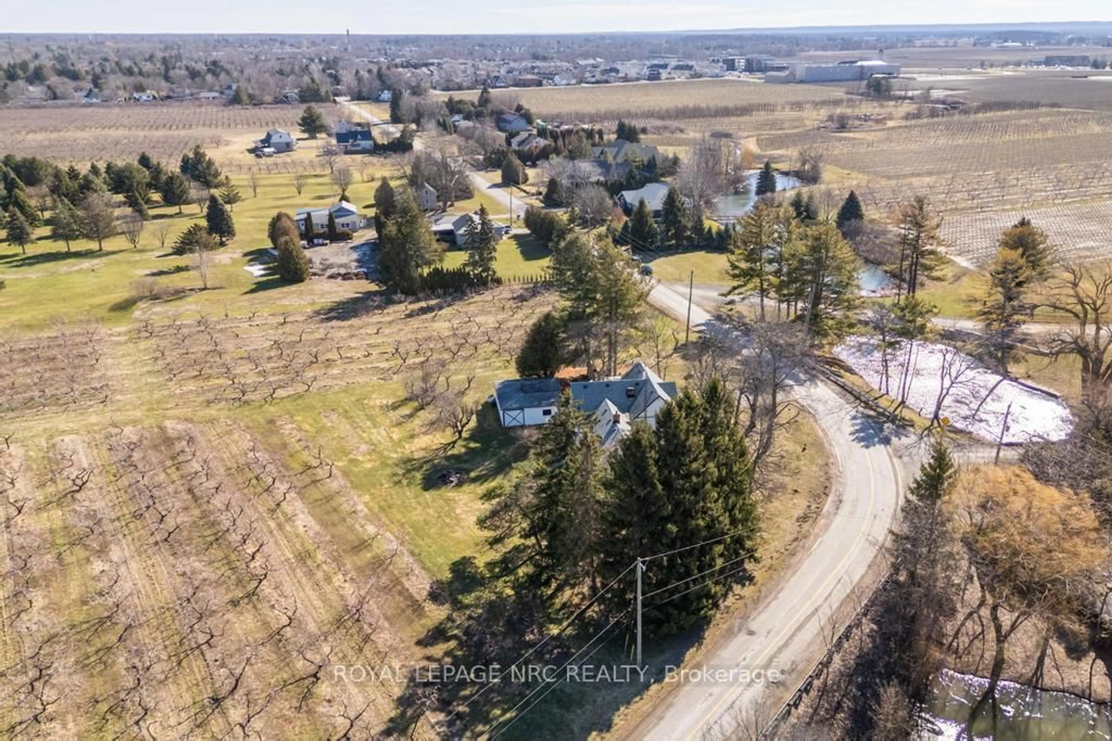 A pic from outside/outdoor area/front of a property/back of a property/a pic from drone, unknown for 245 Niven Rd, Niagara-on-the-Lake Ontario L0S 1J0