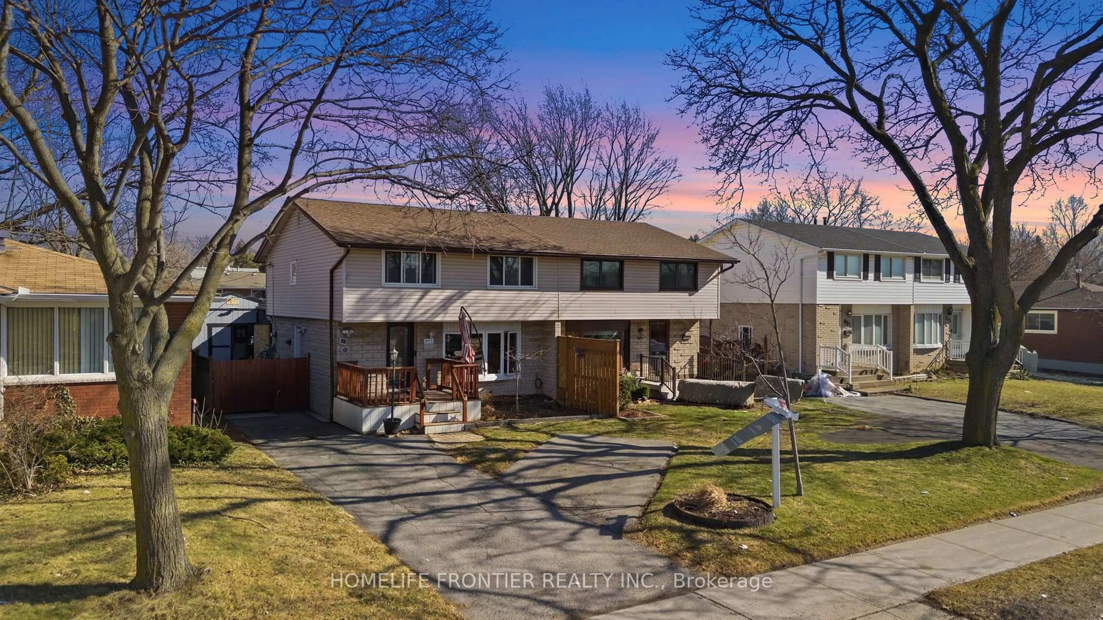 A pic from outside/outdoor area/front of a property/back of a property/a pic from drone, street for 977 Upper Wellington St, Hamilton Ontario L9A 3S4