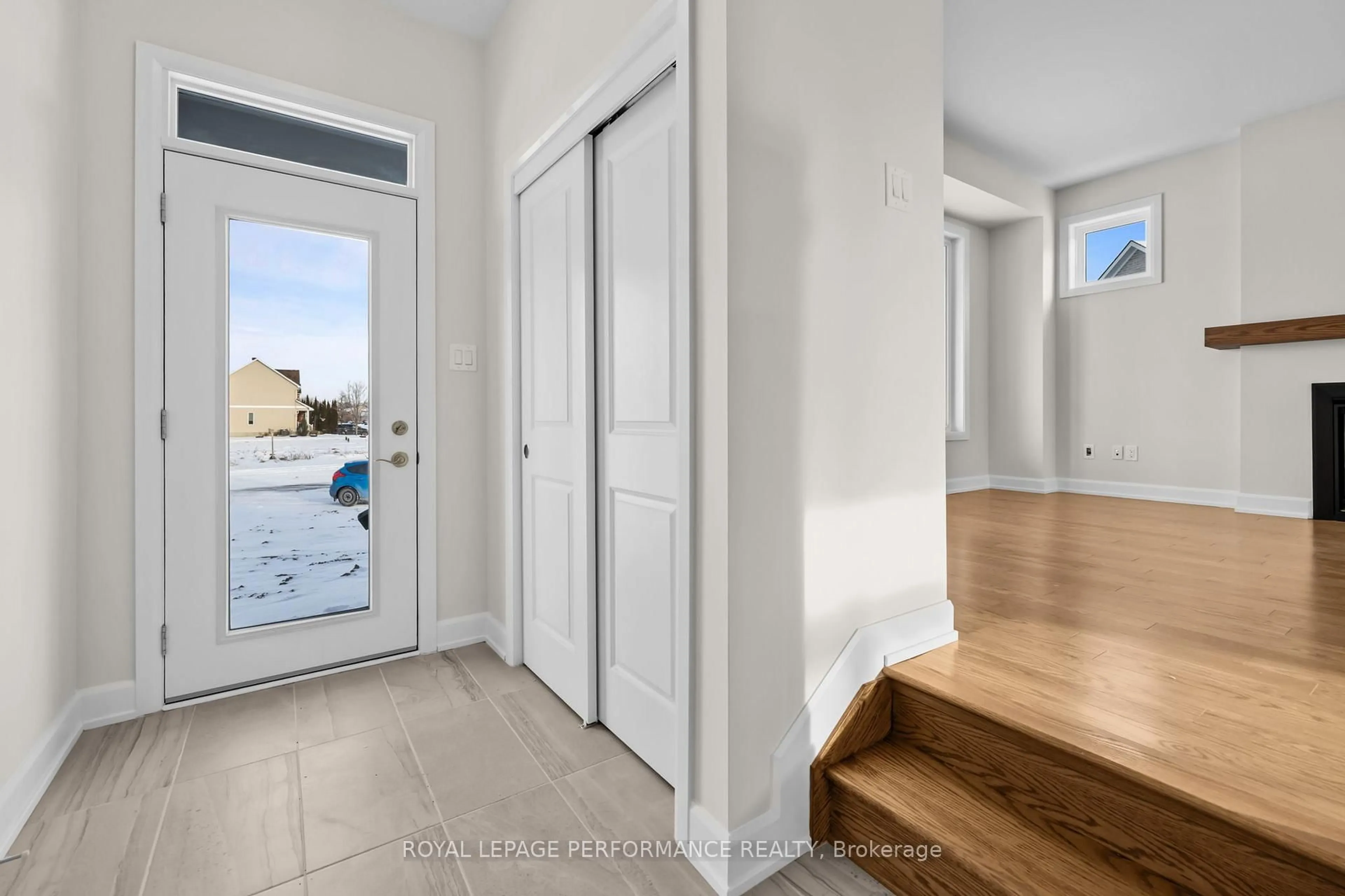 Indoor entryway for 10 Academie St, Russell Ontario K0A 1W0