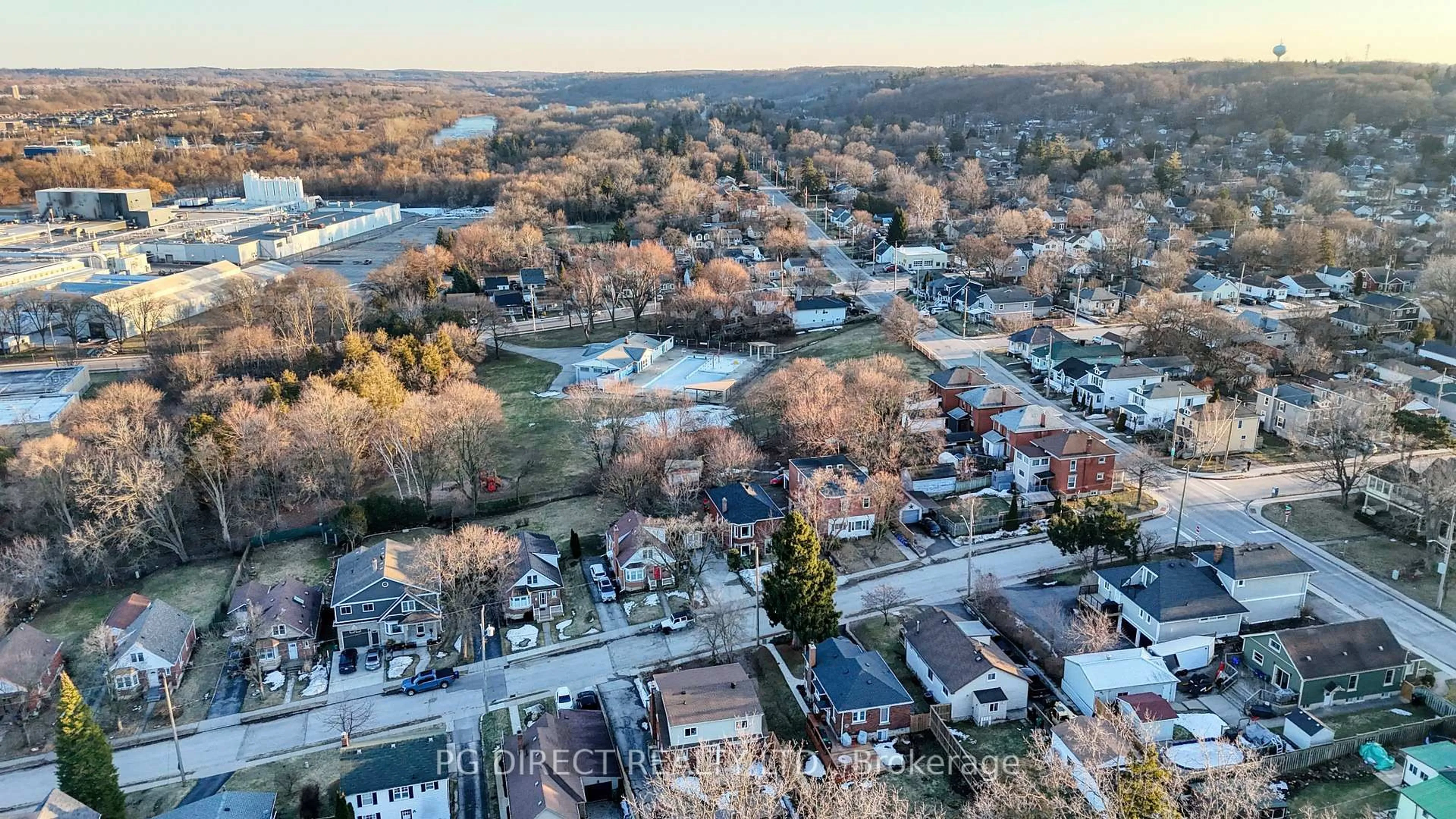 A pic from outside/outdoor area/front of a property/back of a property/a pic from drone, street for 35 Francis St, Cambridge Ontario N1S 1Z6