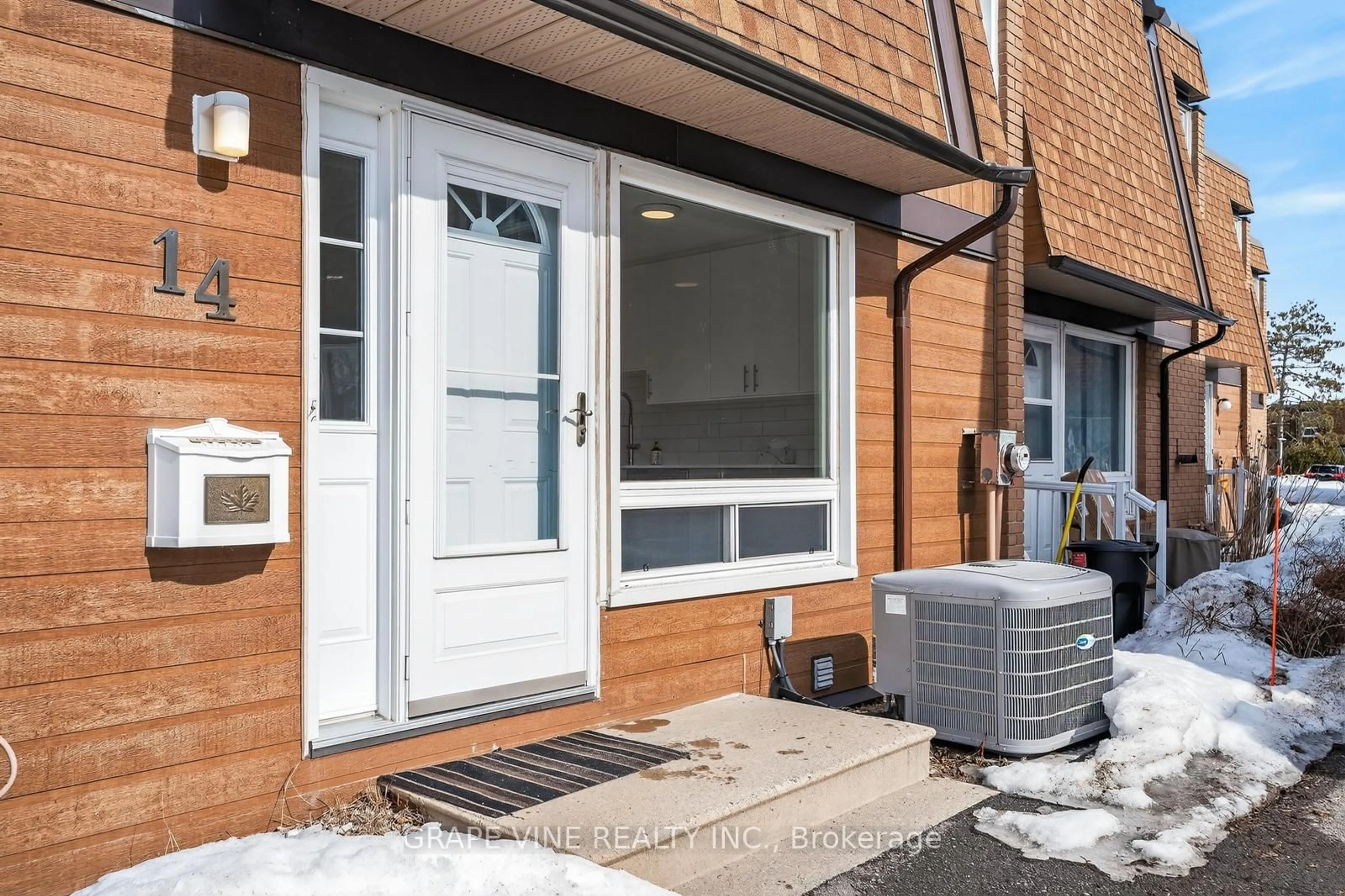 Indoor entryway for 3565 Downpatrick Rd #14, Ottawa Ontario K1V 8T3