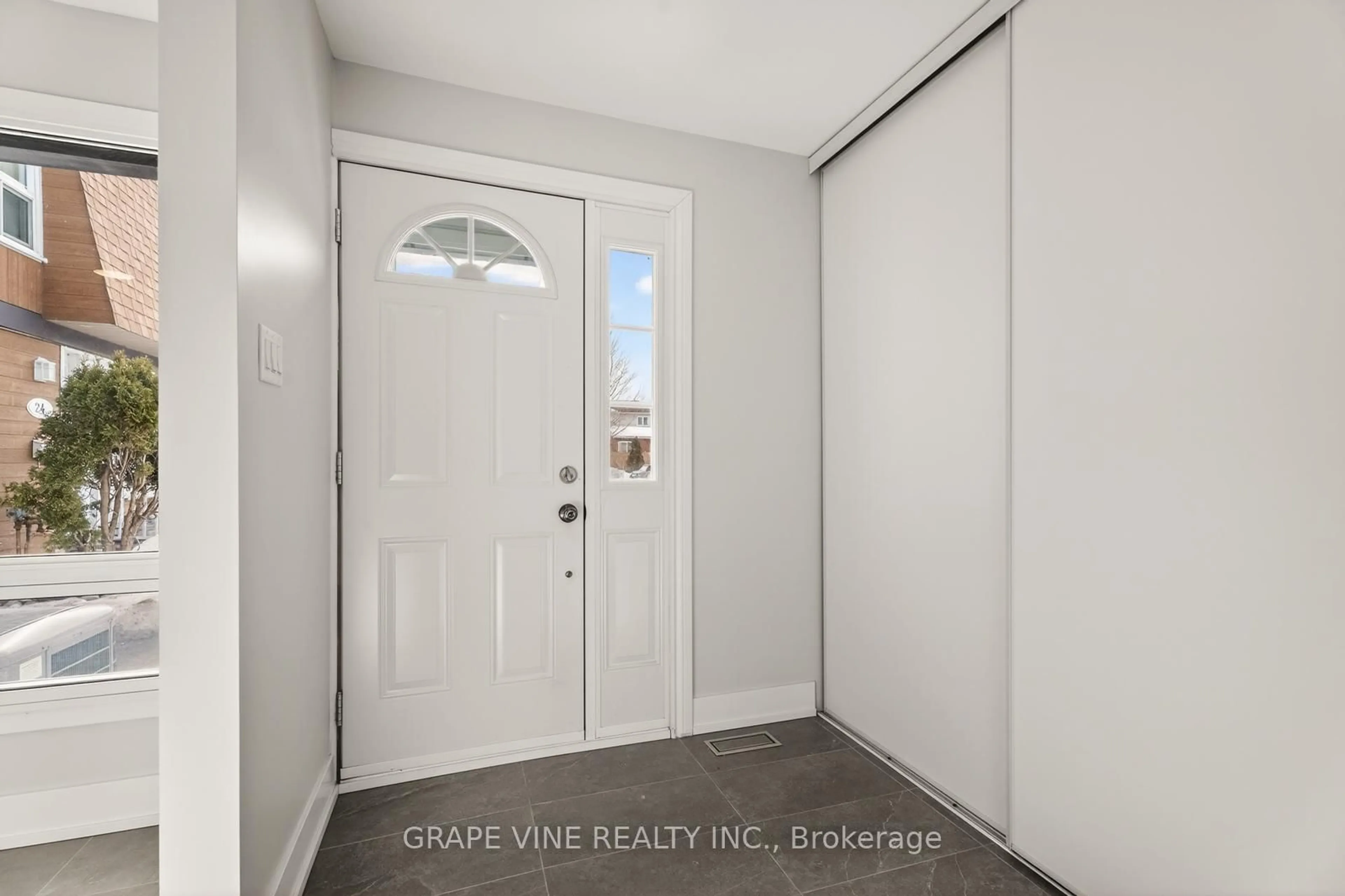 Indoor entryway for 3565 Downpatrick Rd #14, Ottawa Ontario K1V 8T3