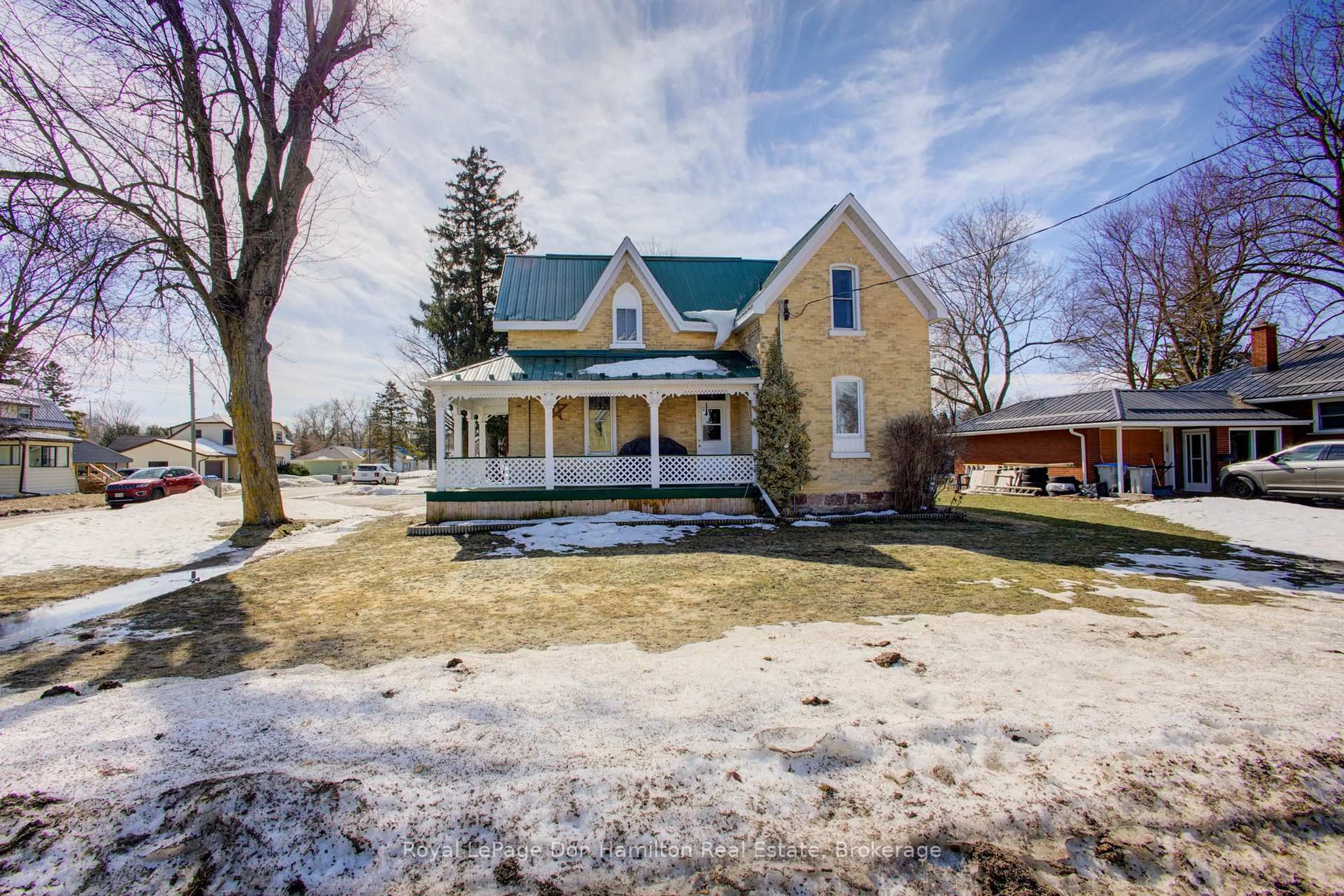 A pic from outside/outdoor area/front of a property/back of a property/a pic from drone, street for 122 King St, North Perth Ontario N0G 1B0