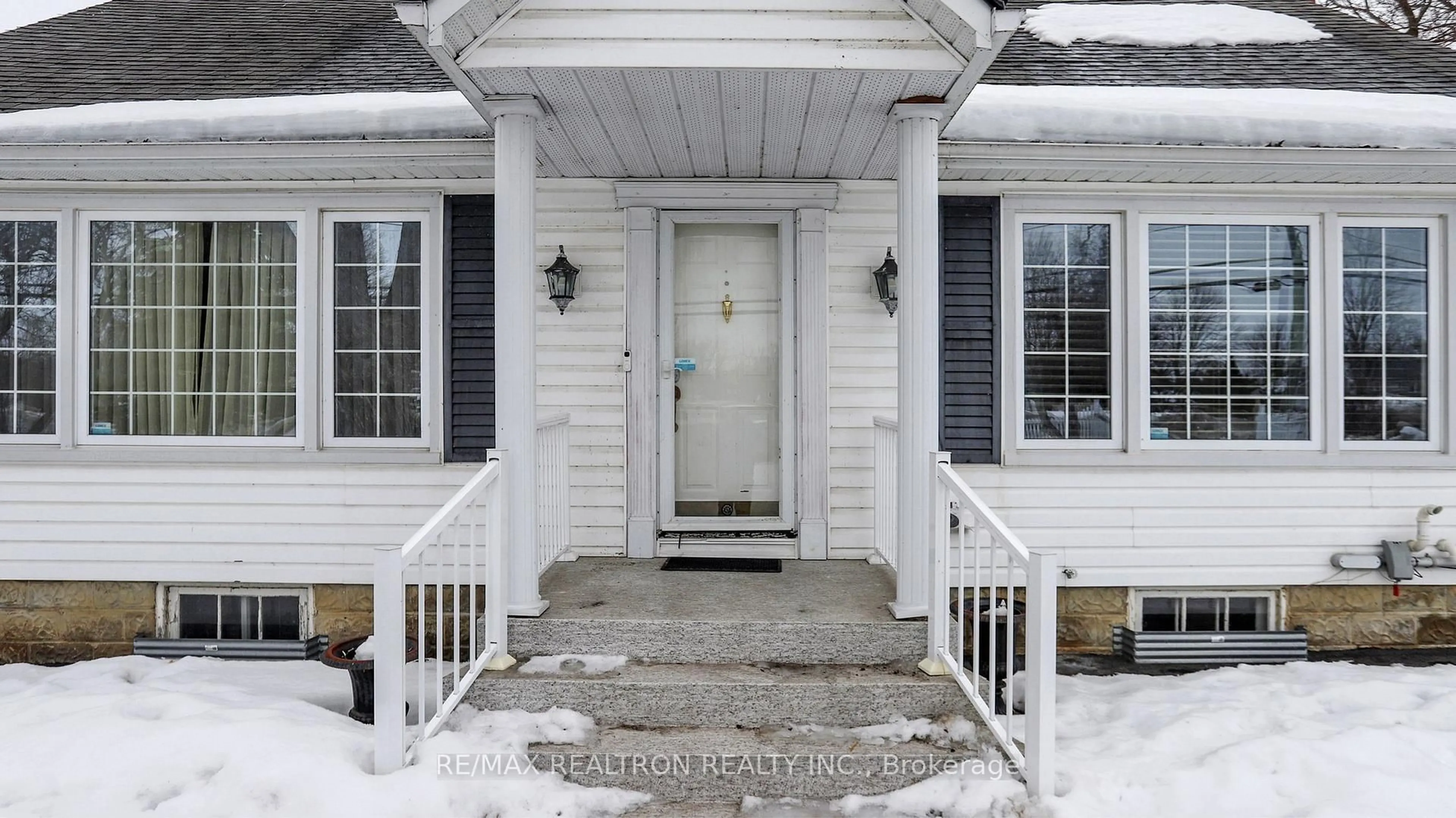 Indoor entryway for 4086 Old Highway 2, Belleville Ontario K8N 4Z4