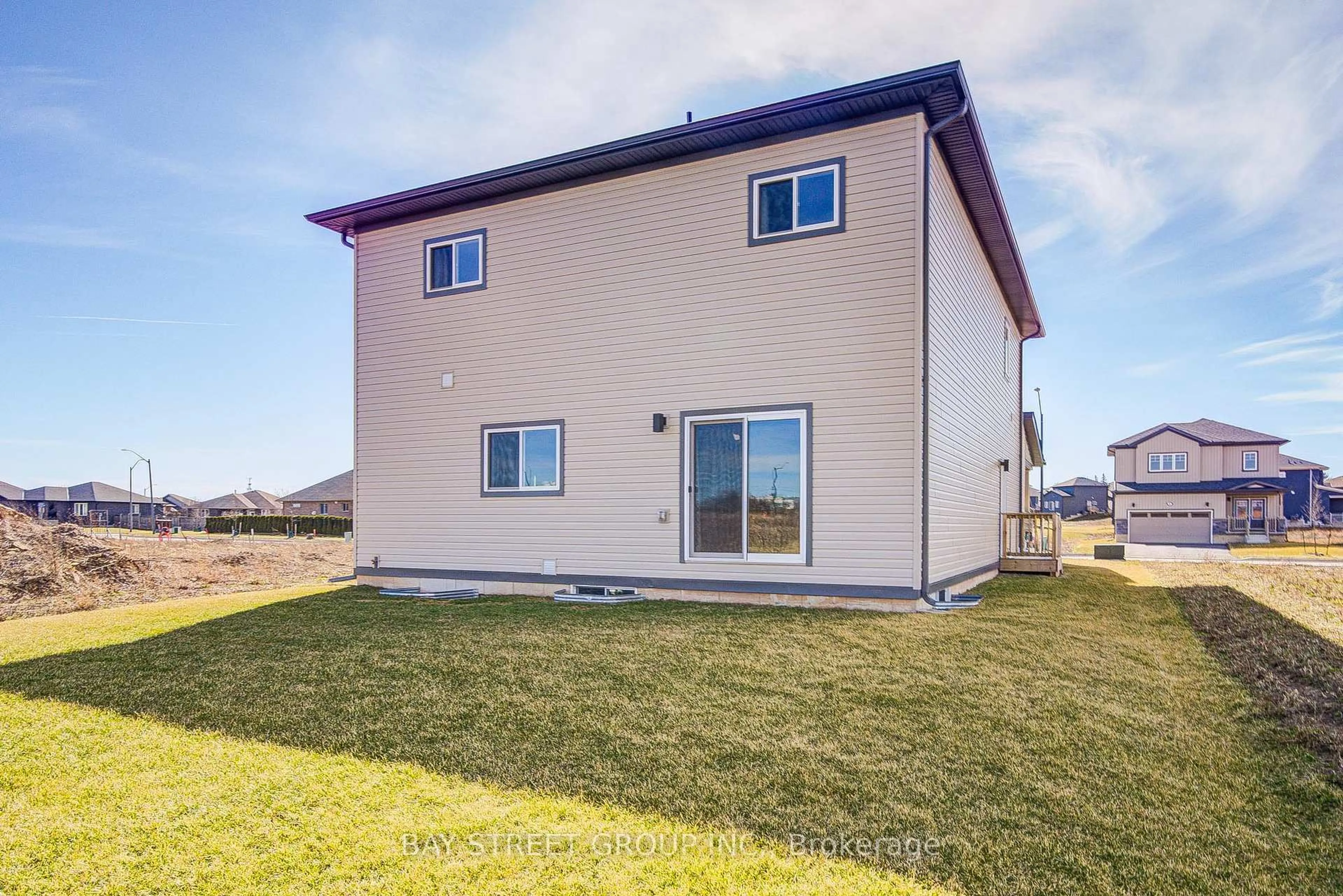 Home with vinyl exterior material, building for 39 Meadowlark Dr, Port Colborne Ontario L3K 6E3