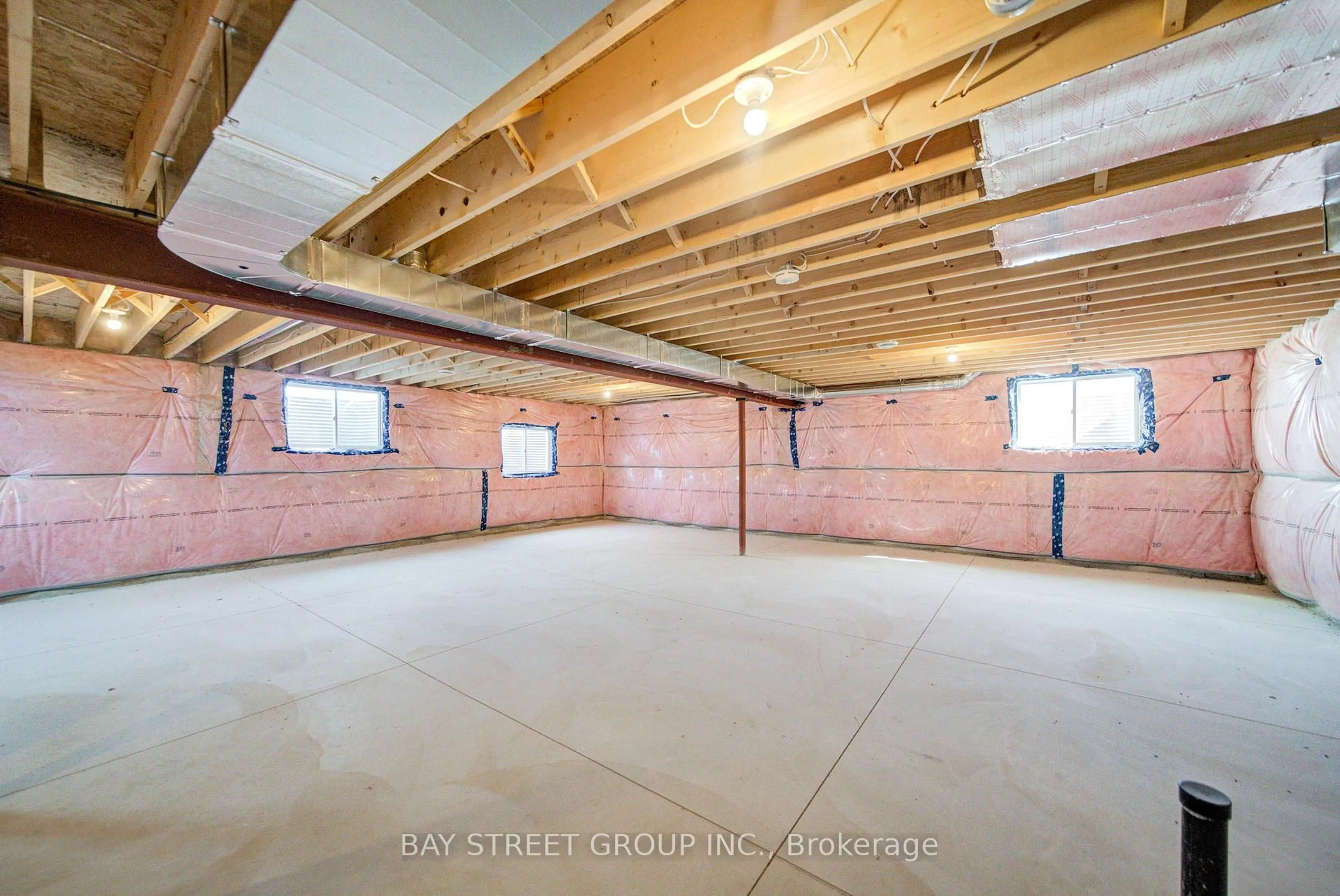 Indoor garage for 39 Meadowlark Dr, Port Colborne Ontario L3K 6E3