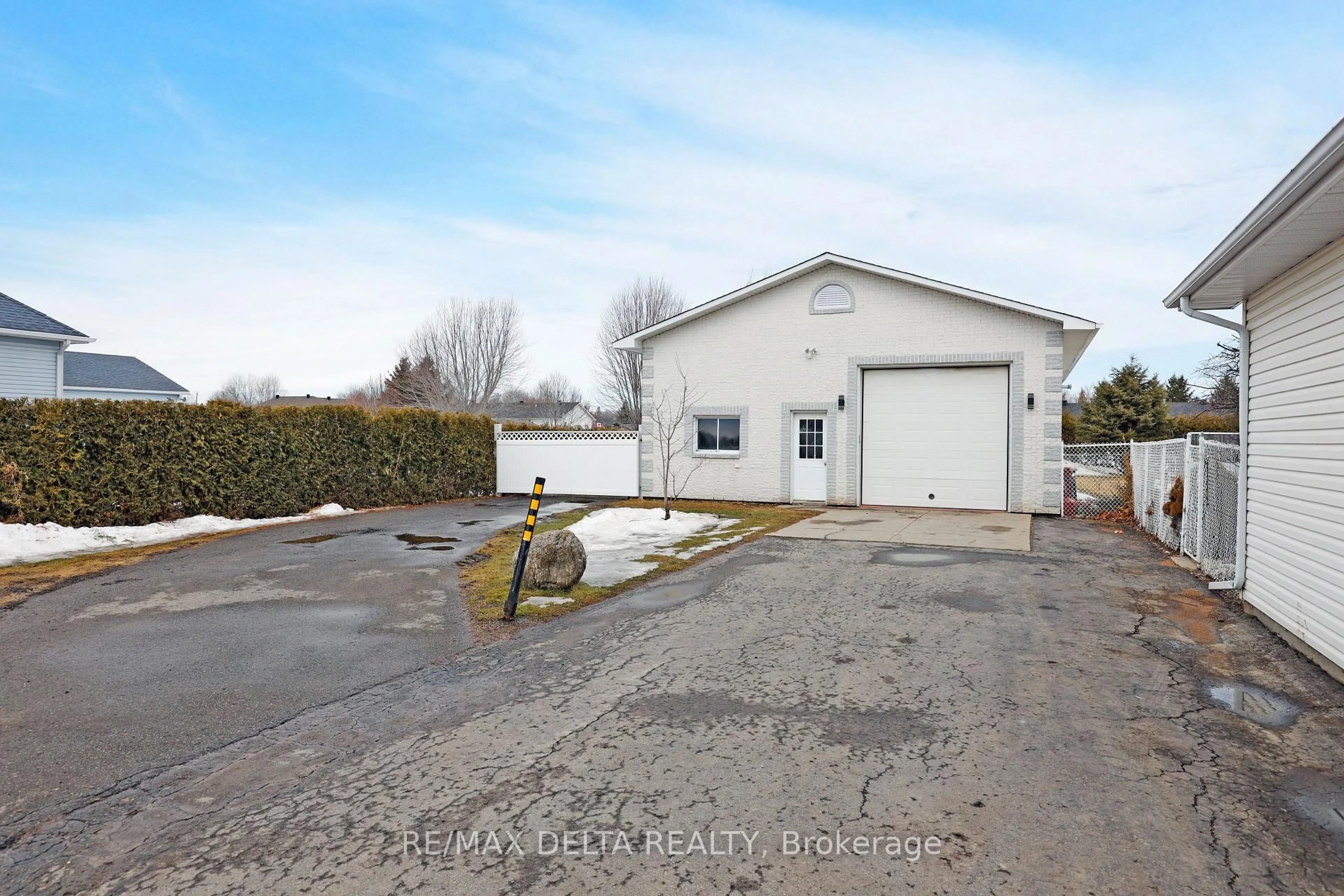 A pic from outside/outdoor area/front of a property/back of a property/a pic from drone, building for 2031 Devine Rd, Vars Ontario K0A 3H0