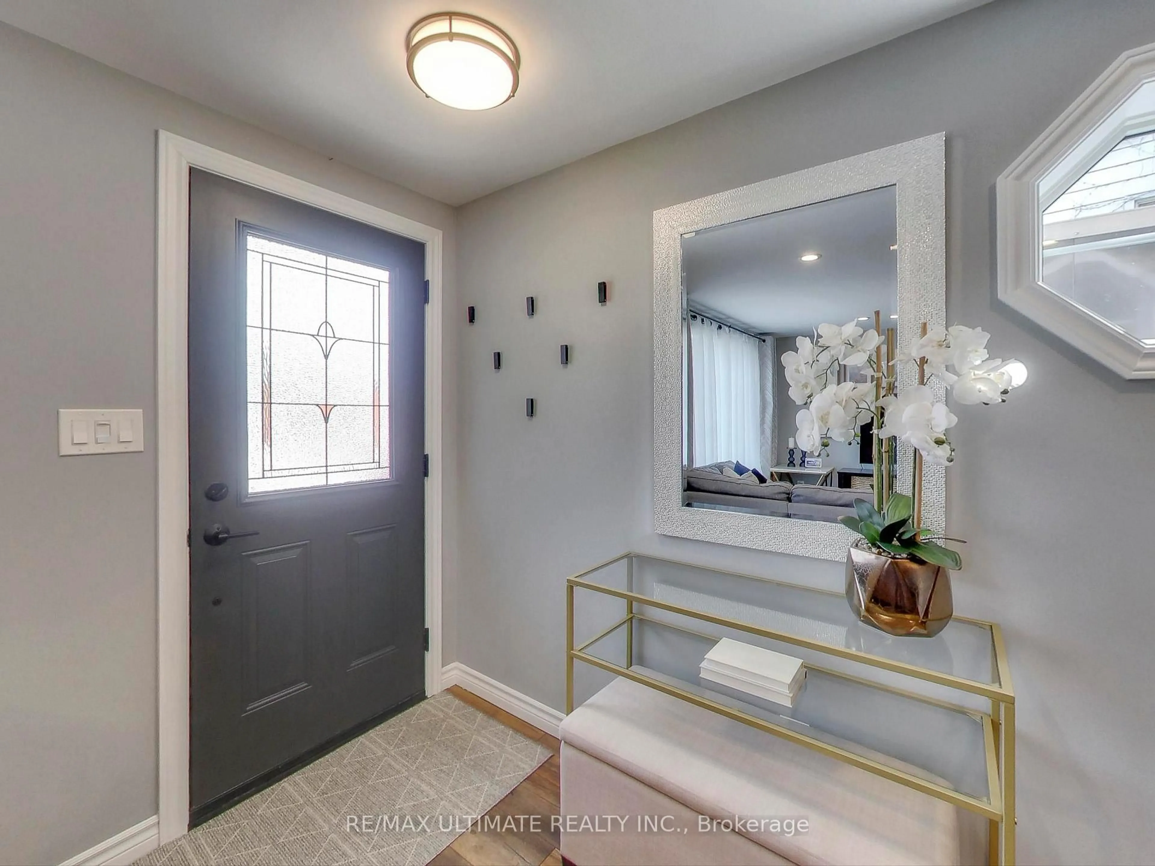 Indoor entryway for 496 Elgin St, Cambridge Ontario N1R 6A1