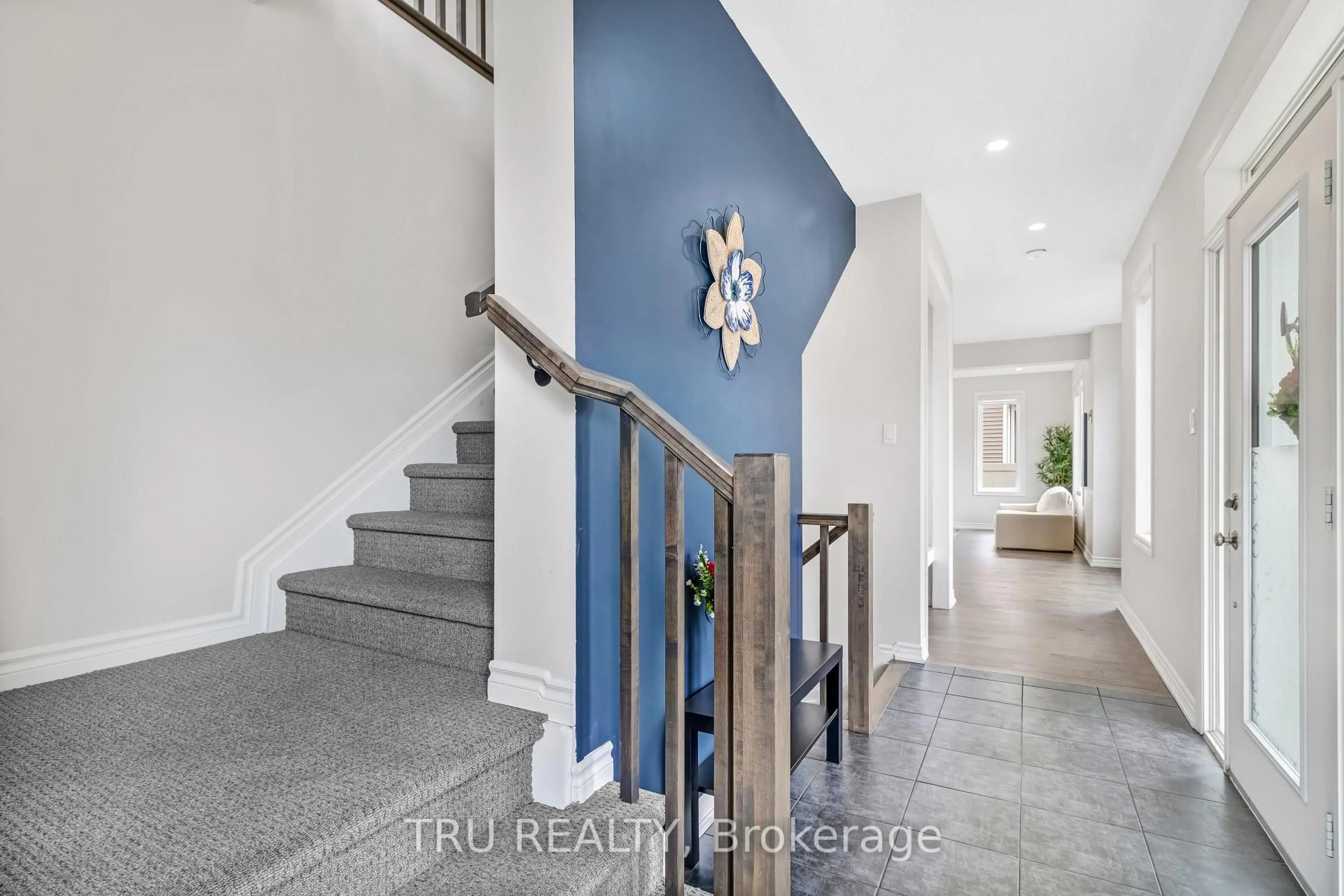 Indoor entryway for 20 Coppermine St, Ottawa Ontario K2J 6P6