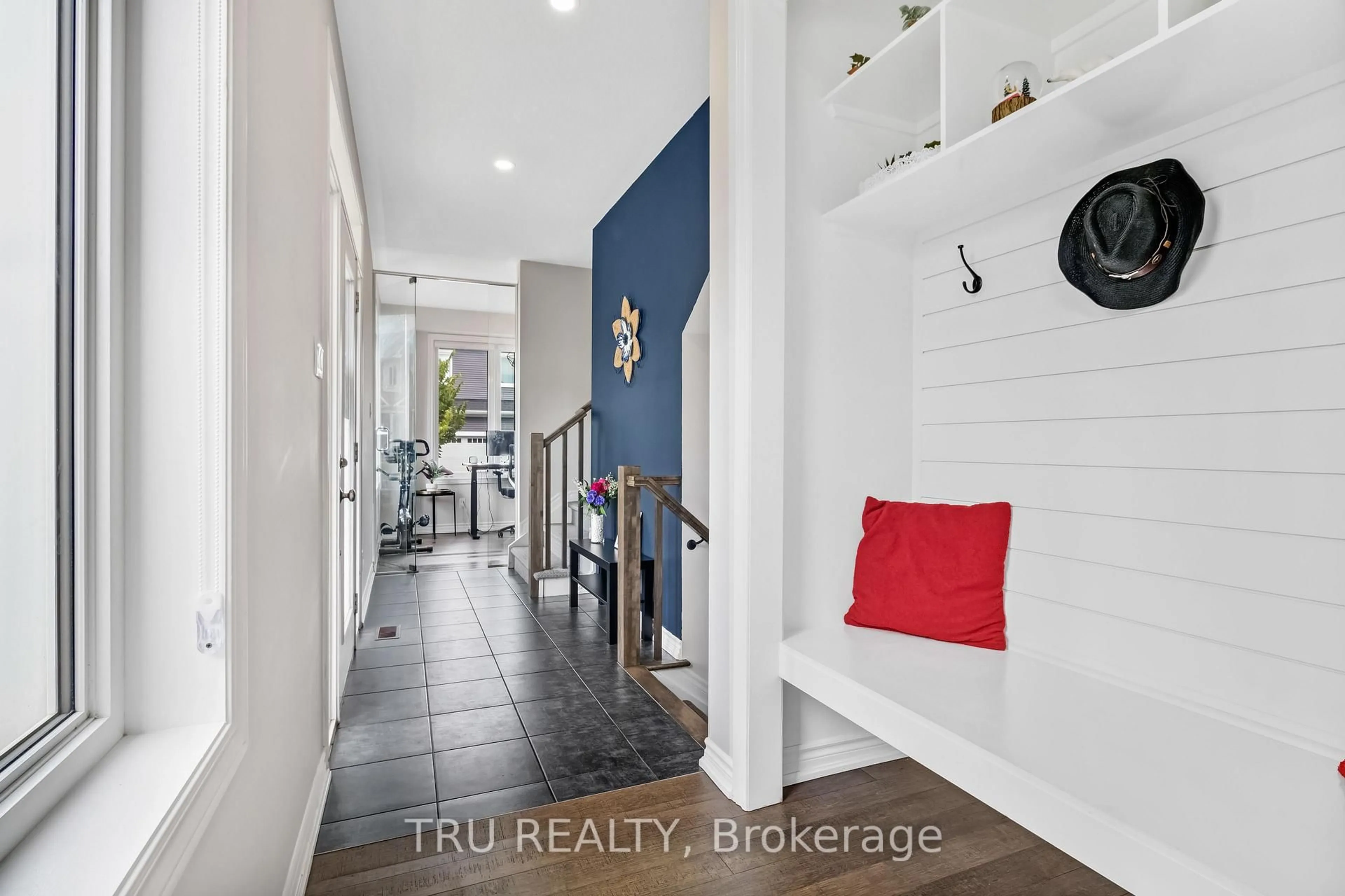 Indoor entryway for 20 Coppermine St, Ottawa Ontario K2J 6P6