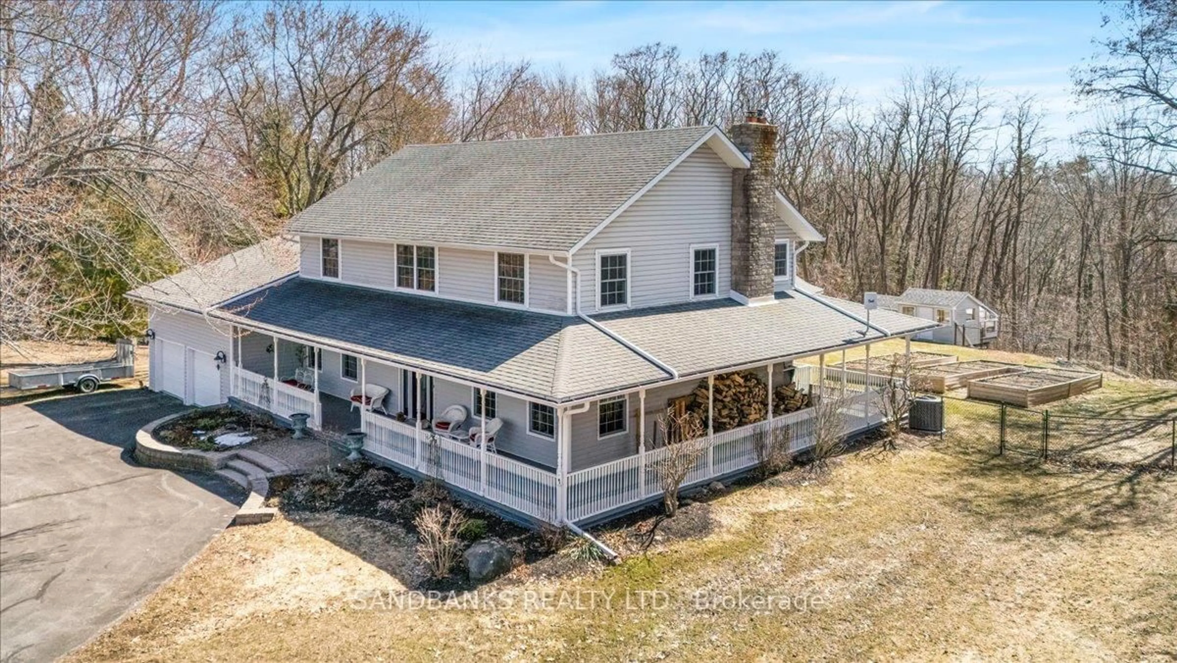 A pic from outside/outdoor area/front of a property/back of a property/a pic from drone, building for 108 MURRAY St, Ingleside Ontario K8V 5P4