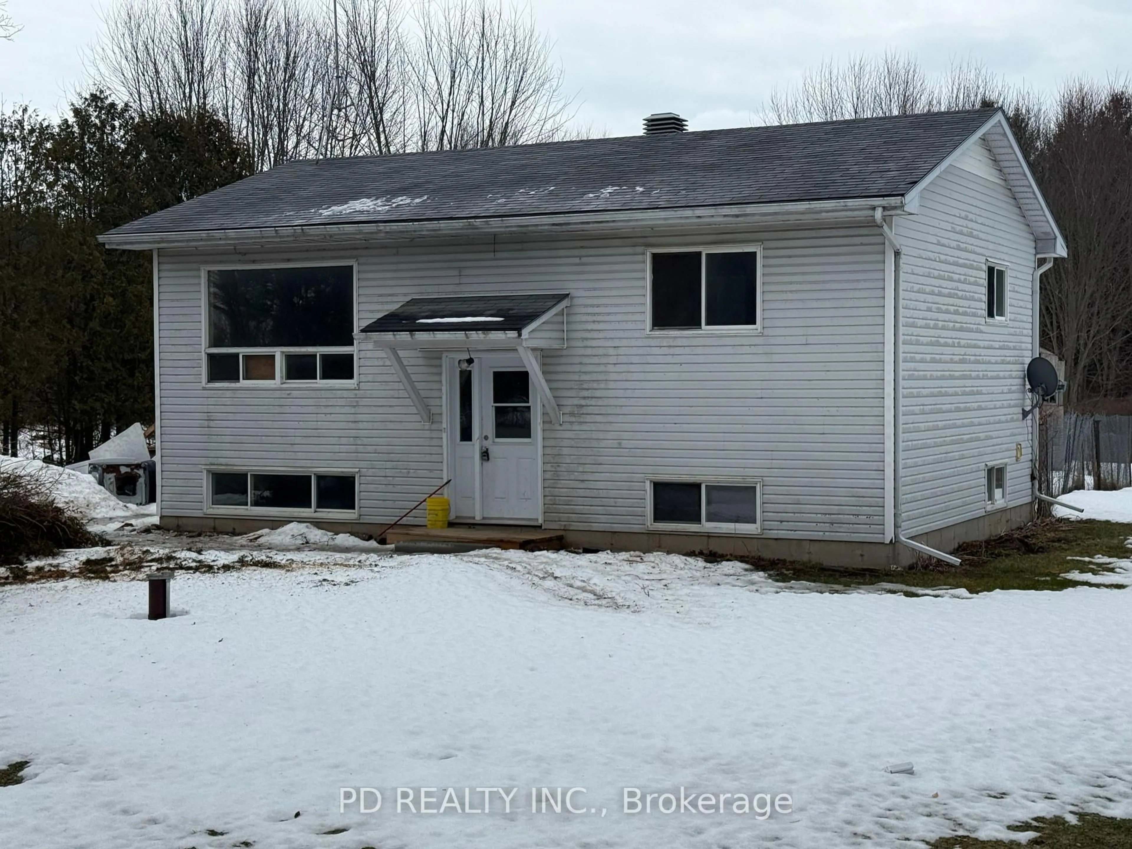 Home with vinyl exterior material, building for 323 Lower Oak Leaf Rd, Leeds and the Thousand Islands Ontario K0E 1N0