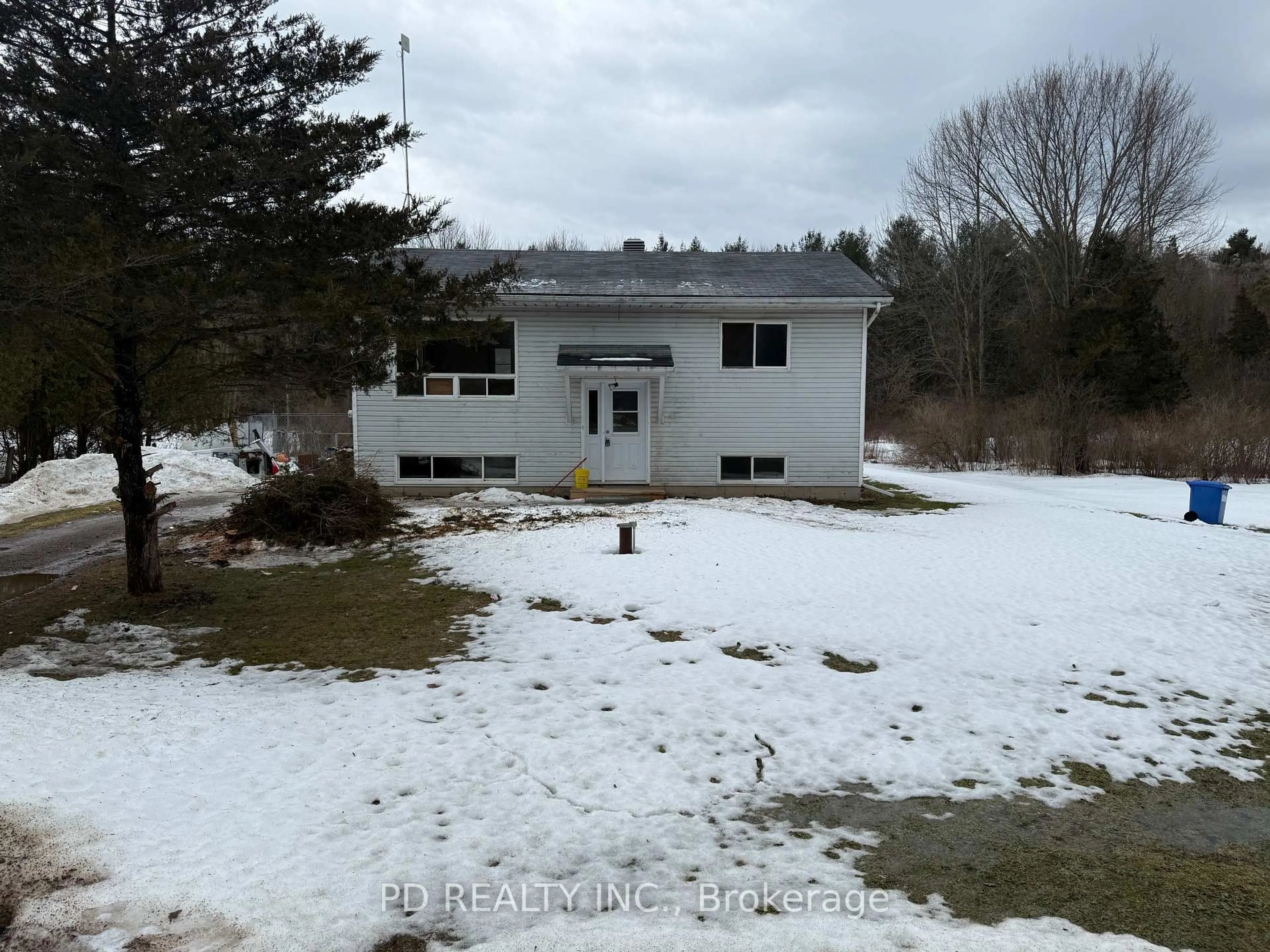 A pic from outside/outdoor area/front of a property/back of a property/a pic from drone, building for 323 Lower Oak Leaf Rd, Leeds and the Thousand Islands Ontario K0E 1N0