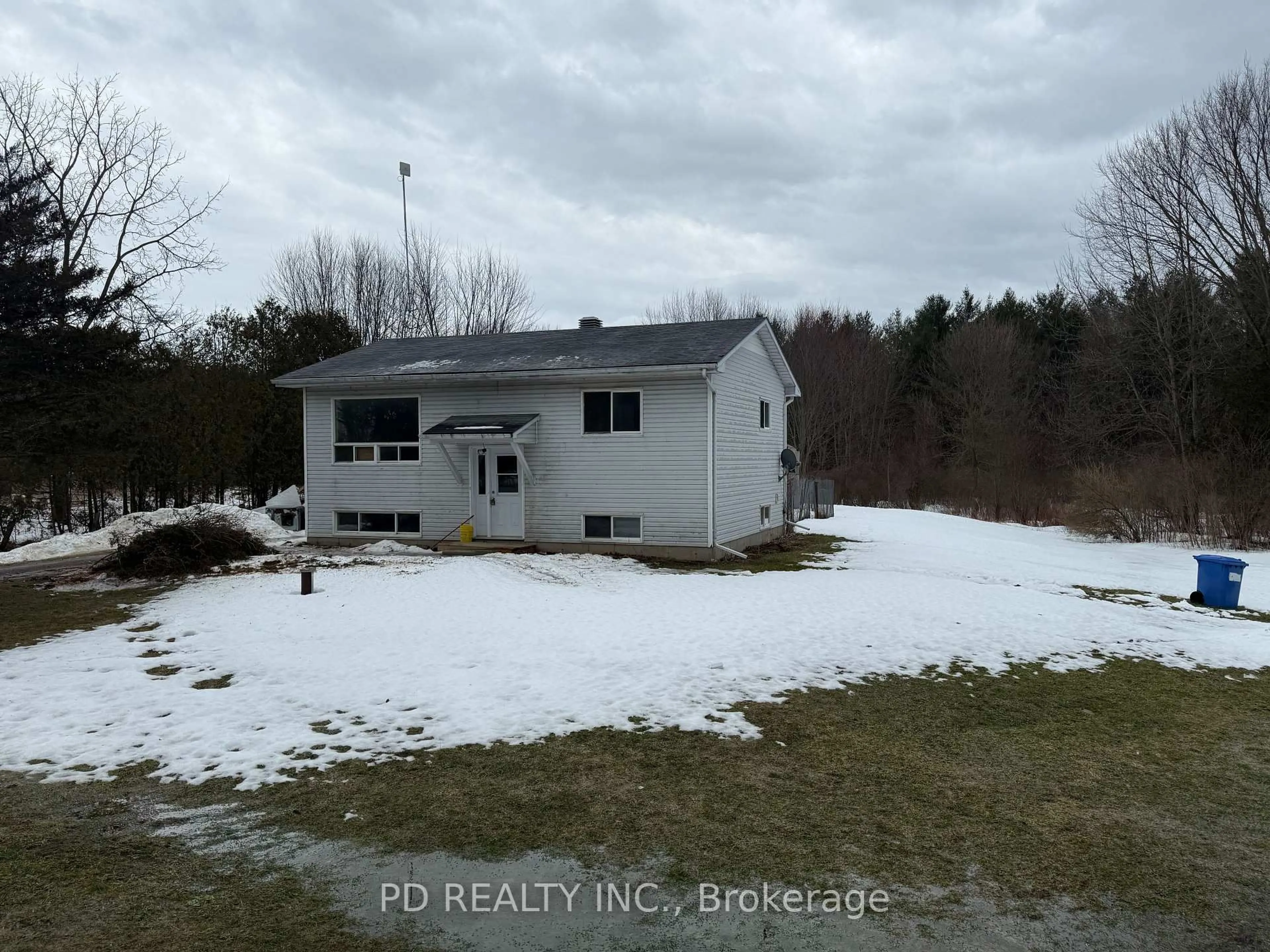 A pic from outside/outdoor area/front of a property/back of a property/a pic from drone, unknown for 323 Lower Oak Leaf Rd, Leeds and the Thousand Islands Ontario K0E 1N0