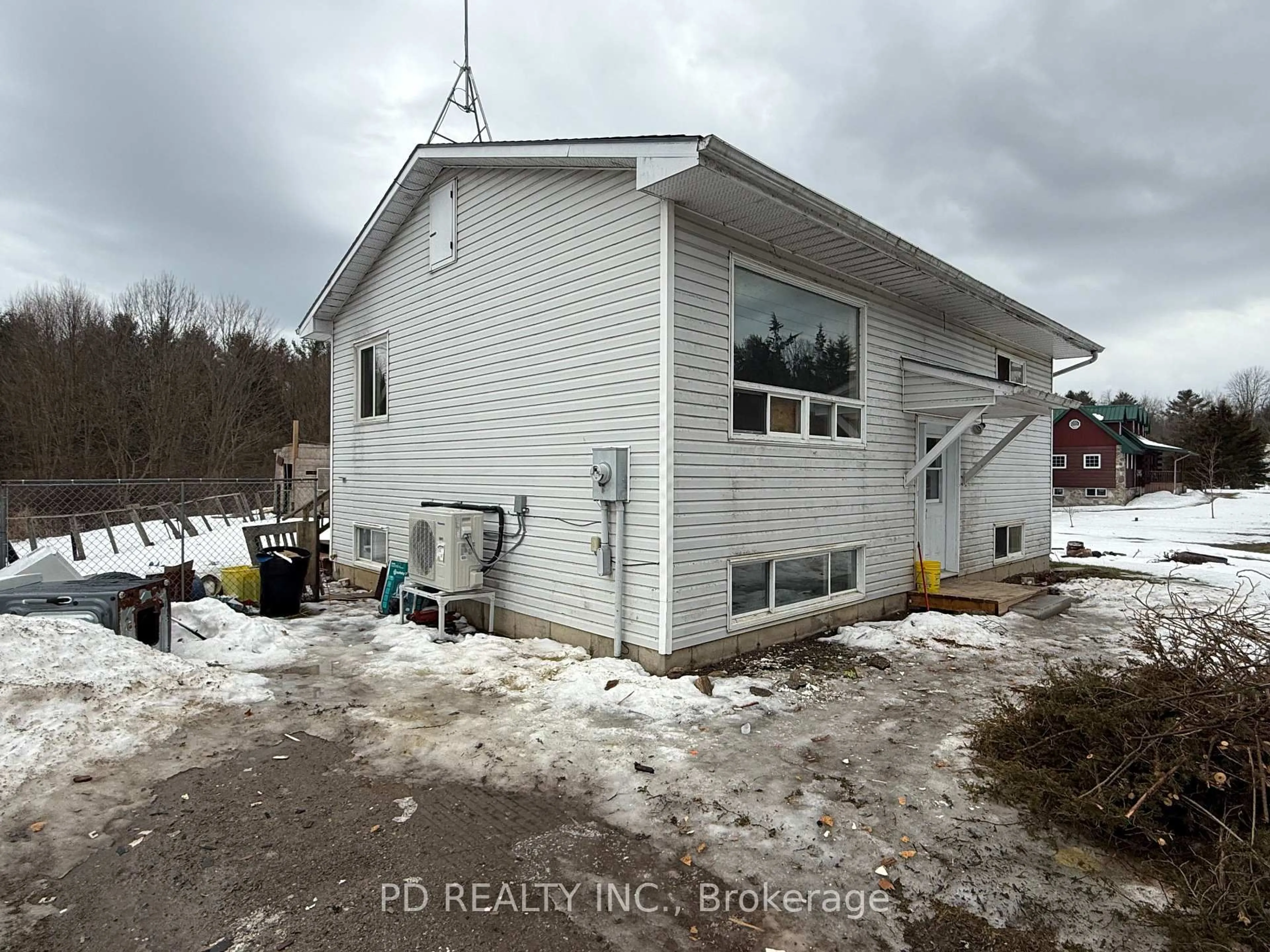 A pic from outside/outdoor area/front of a property/back of a property/a pic from drone, building for 323 Lower Oak Leaf Rd, Leeds and the Thousand Islands Ontario K0E 1N0