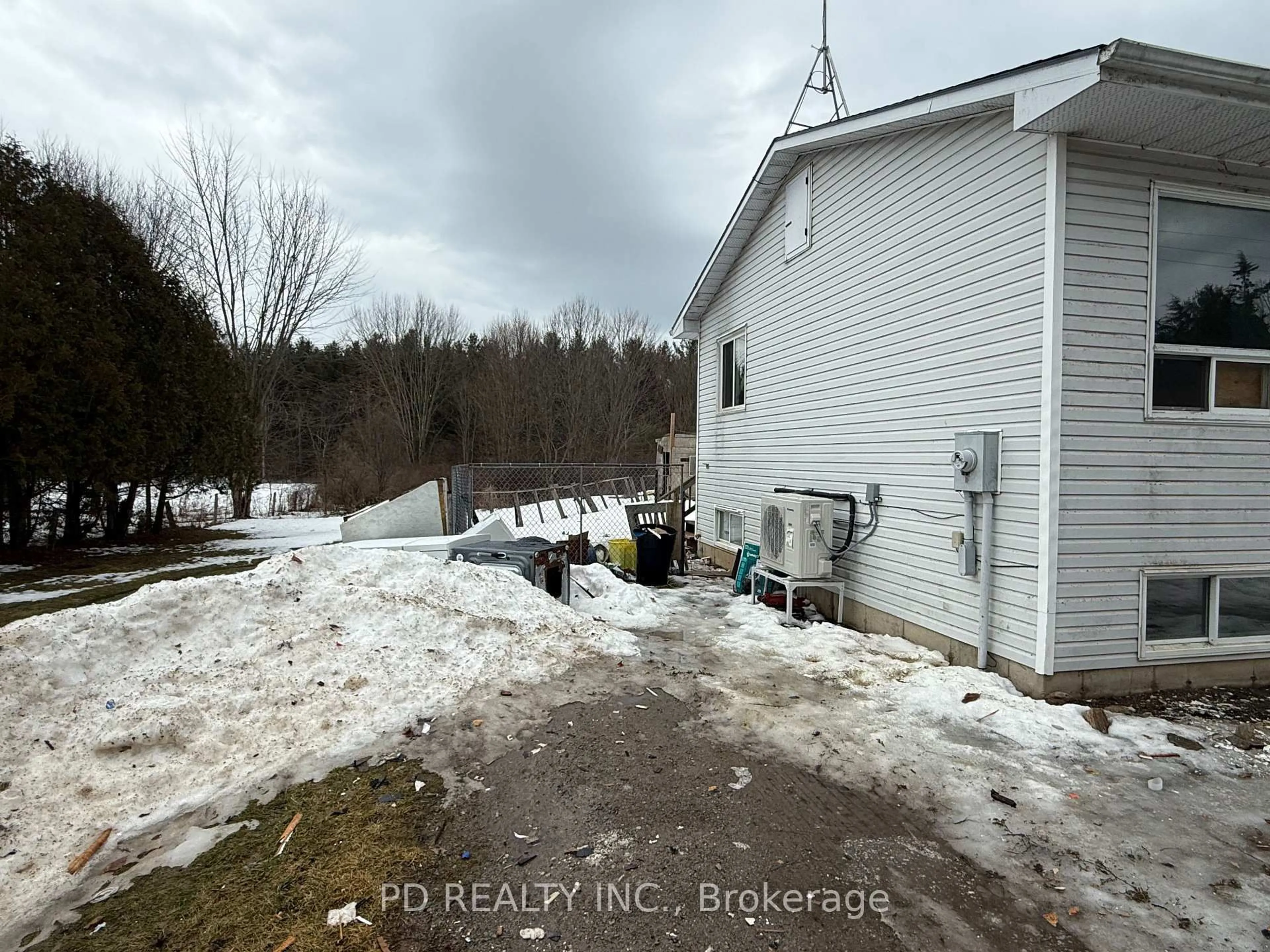 A pic from outside/outdoor area/front of a property/back of a property/a pic from drone, water/lake/river/ocean view for 323 Lower Oak Leaf Rd, Leeds and the Thousand Islands Ontario K0E 1N0