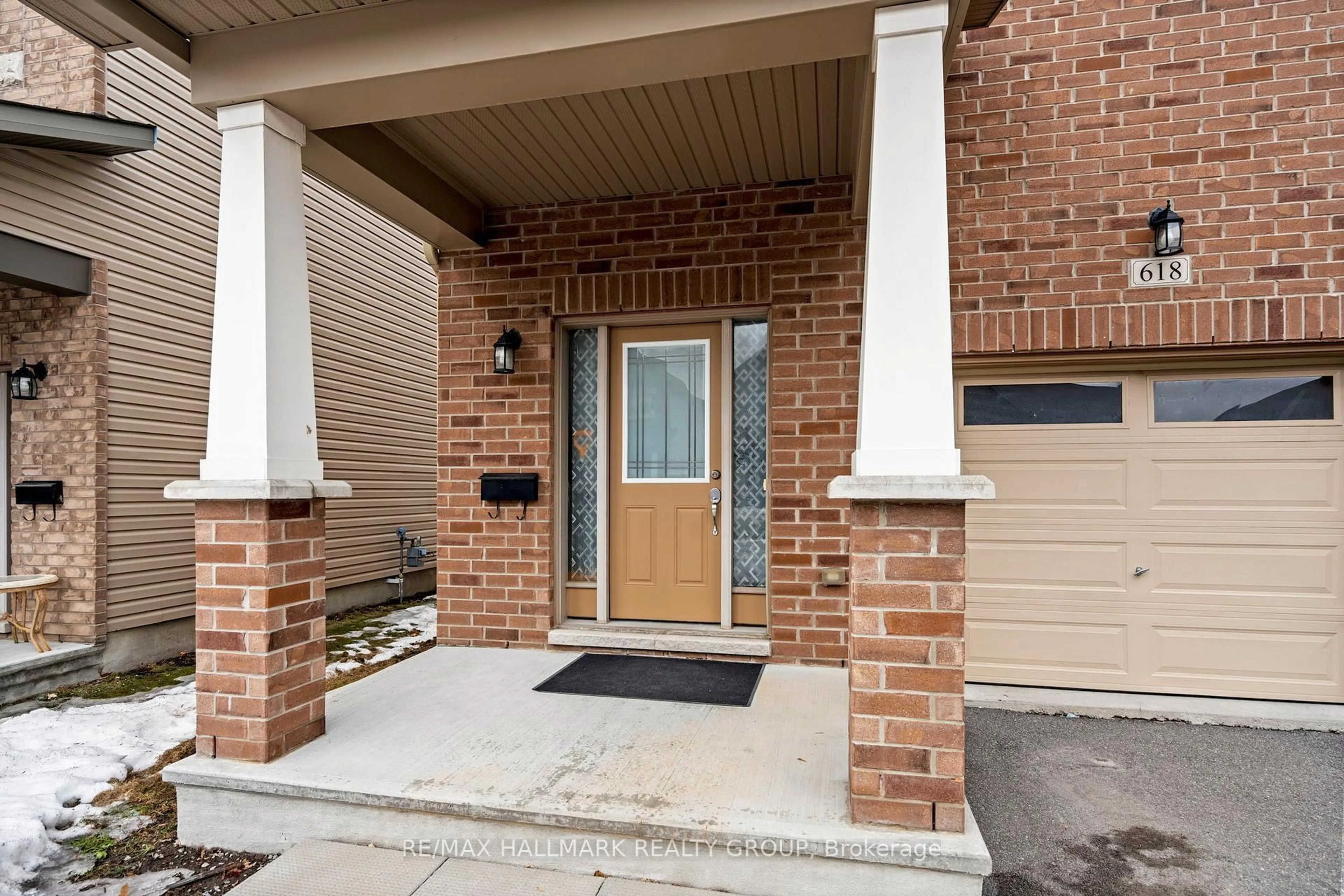 Indoor entryway for 618 Via Campanale Ave, Ottawa Ontario K2J 4A2