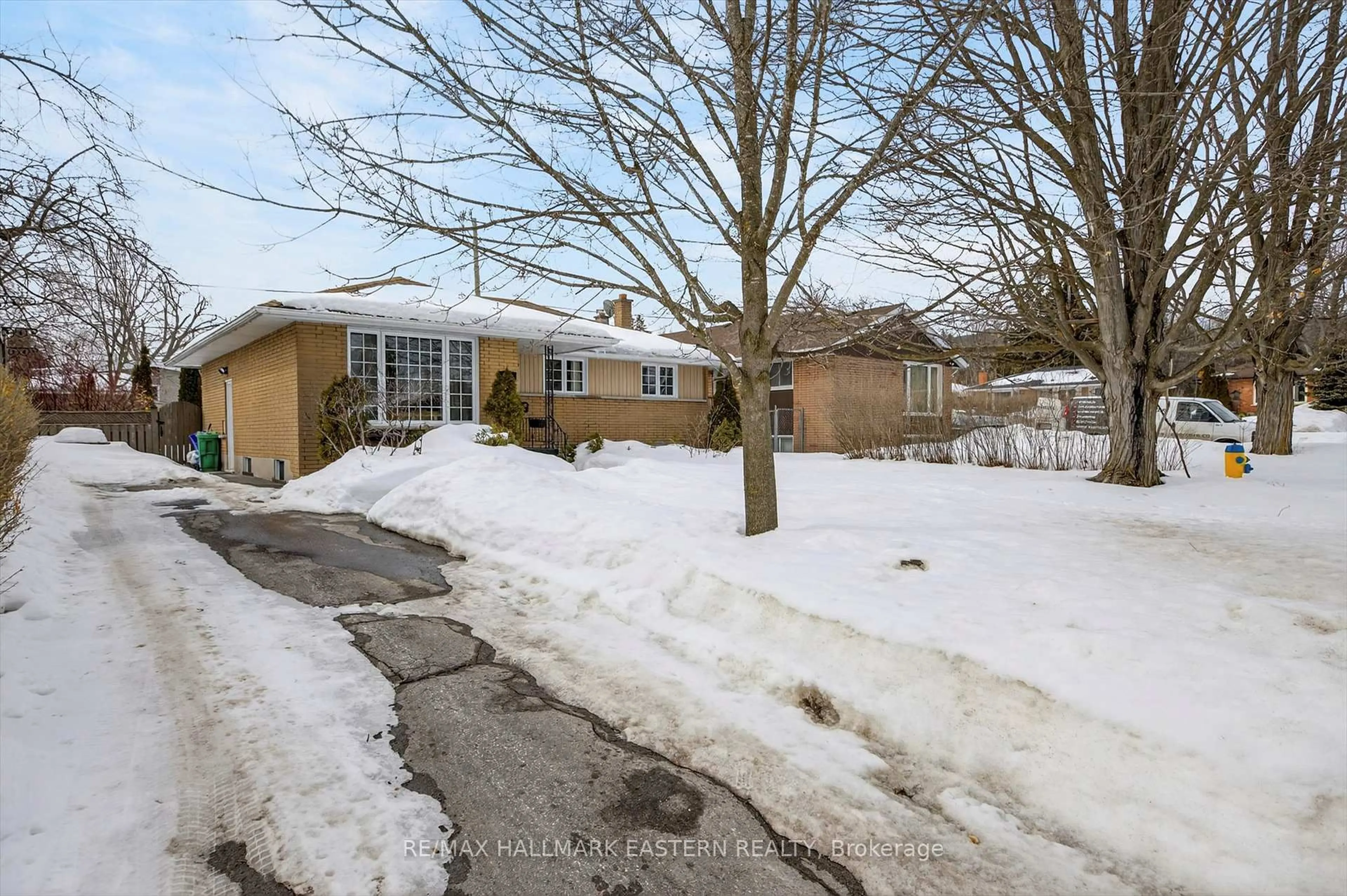 A pic from outside/outdoor area/front of a property/back of a property/a pic from drone, street for 897 Westdale Ave, Peterborough Ontario K9H 6C5