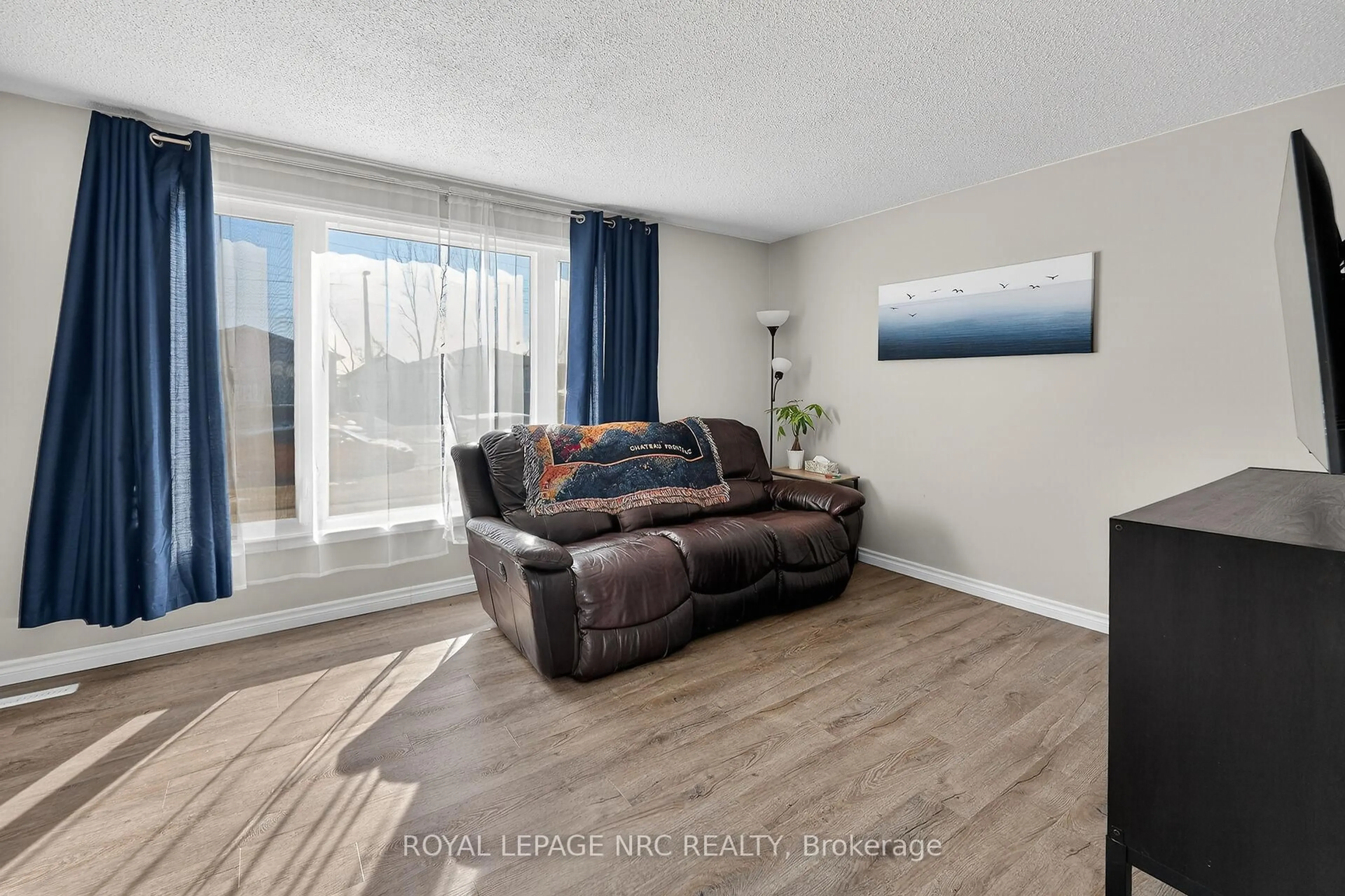 Living room with furniture, unknown for 28 Chantal Crt, Welland Ontario L3B 5V3