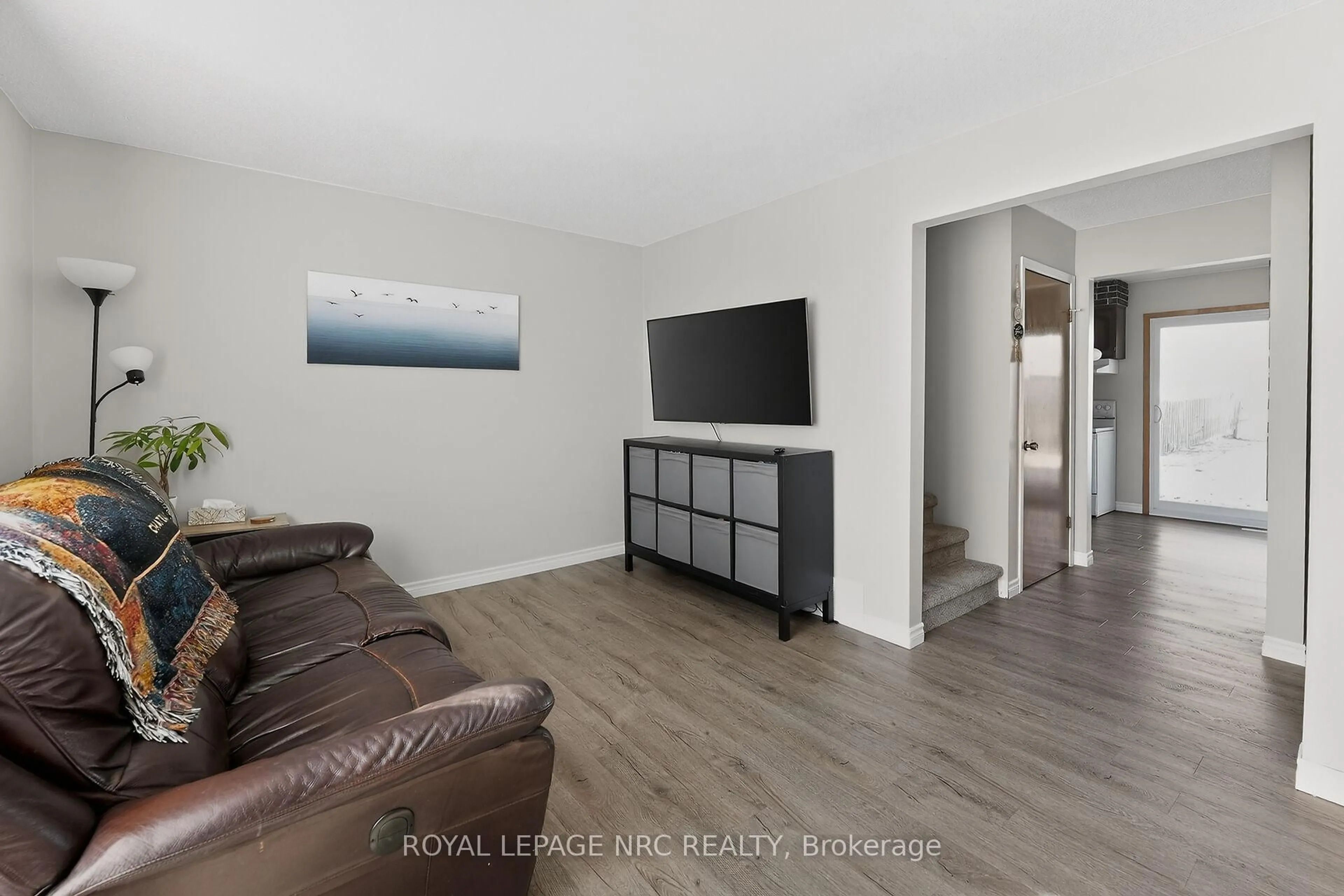 Living room with furniture, wood/laminate floor for 28 Chantal Crt, Welland Ontario L3B 5V3