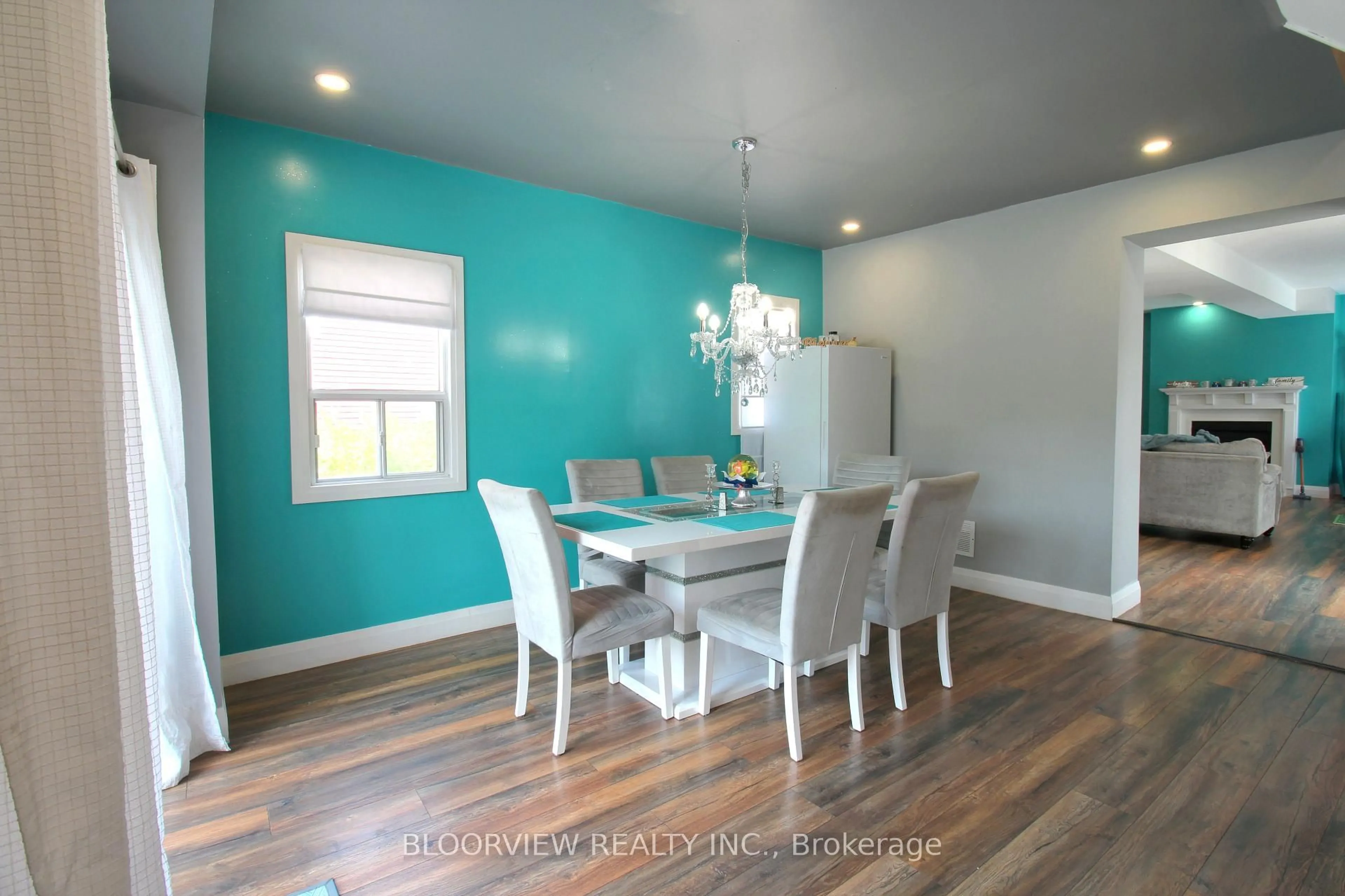 Dining room, wood/laminate floor for 28 Radford St, Fort Erie Ontario L2A 5H5