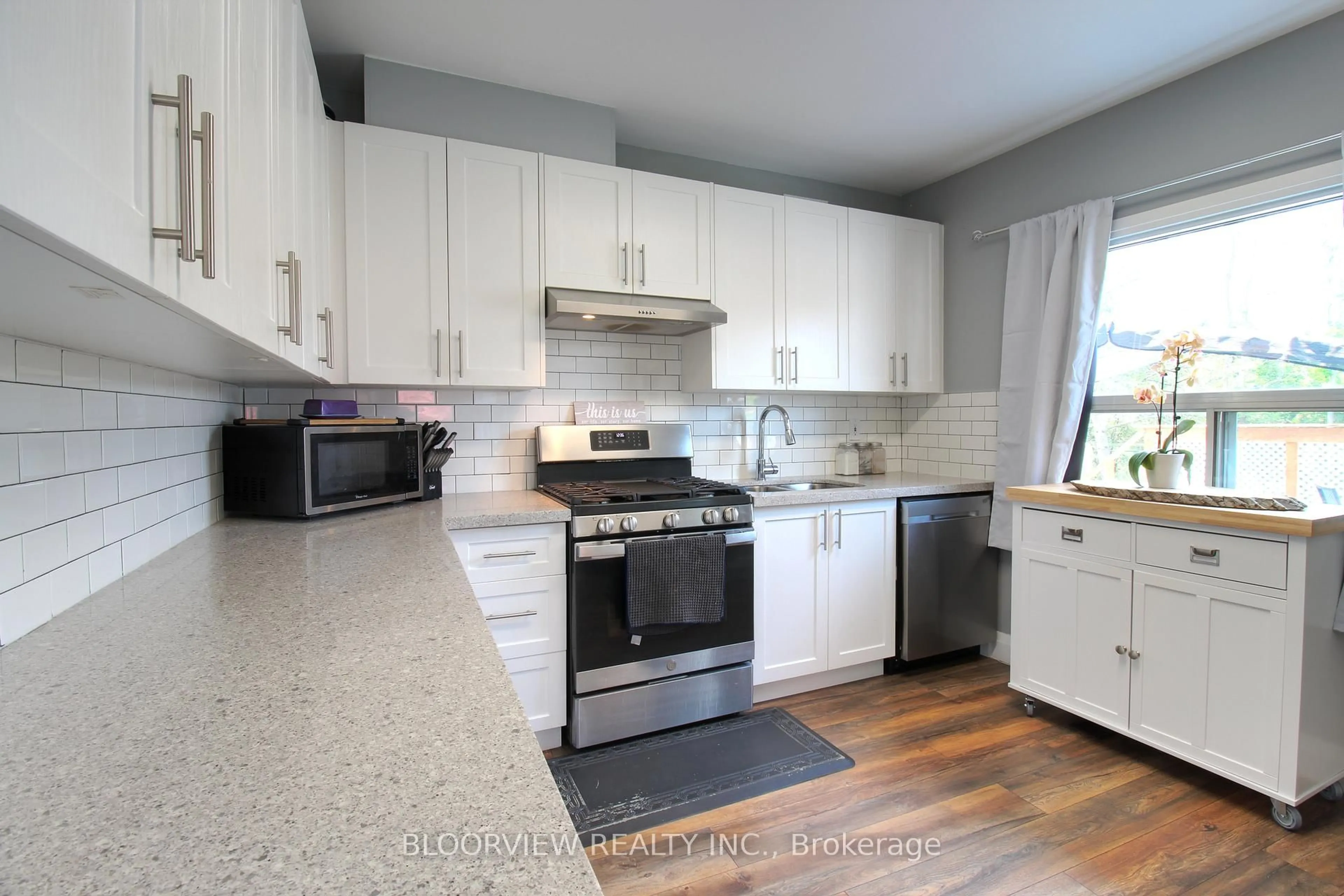 Open concept kitchen, unknown for 28 Radford St, Fort Erie Ontario L2A 5H5