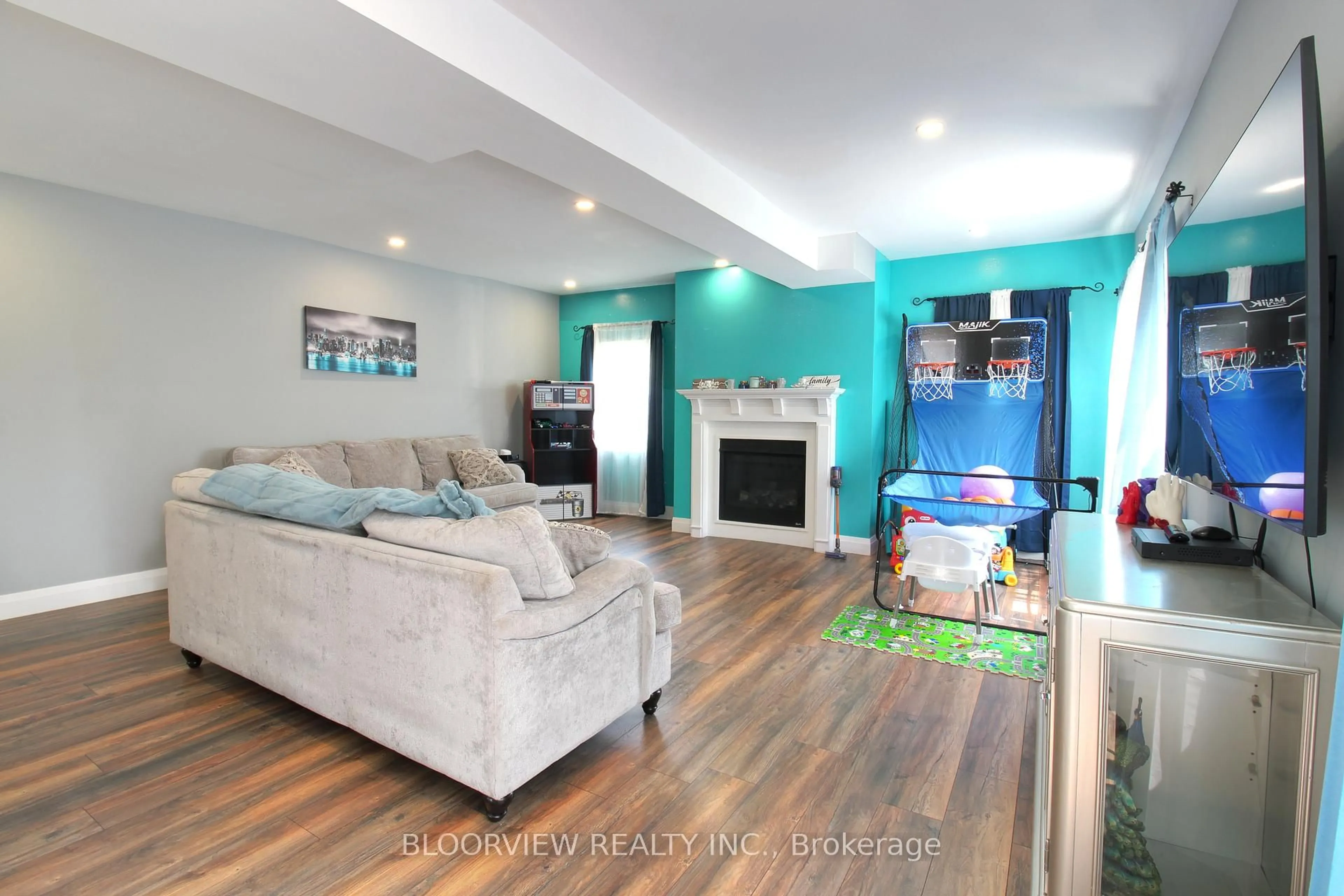 Living room with furniture, wood/laminate floor for 28 Radford St, Fort Erie Ontario L2A 5H5