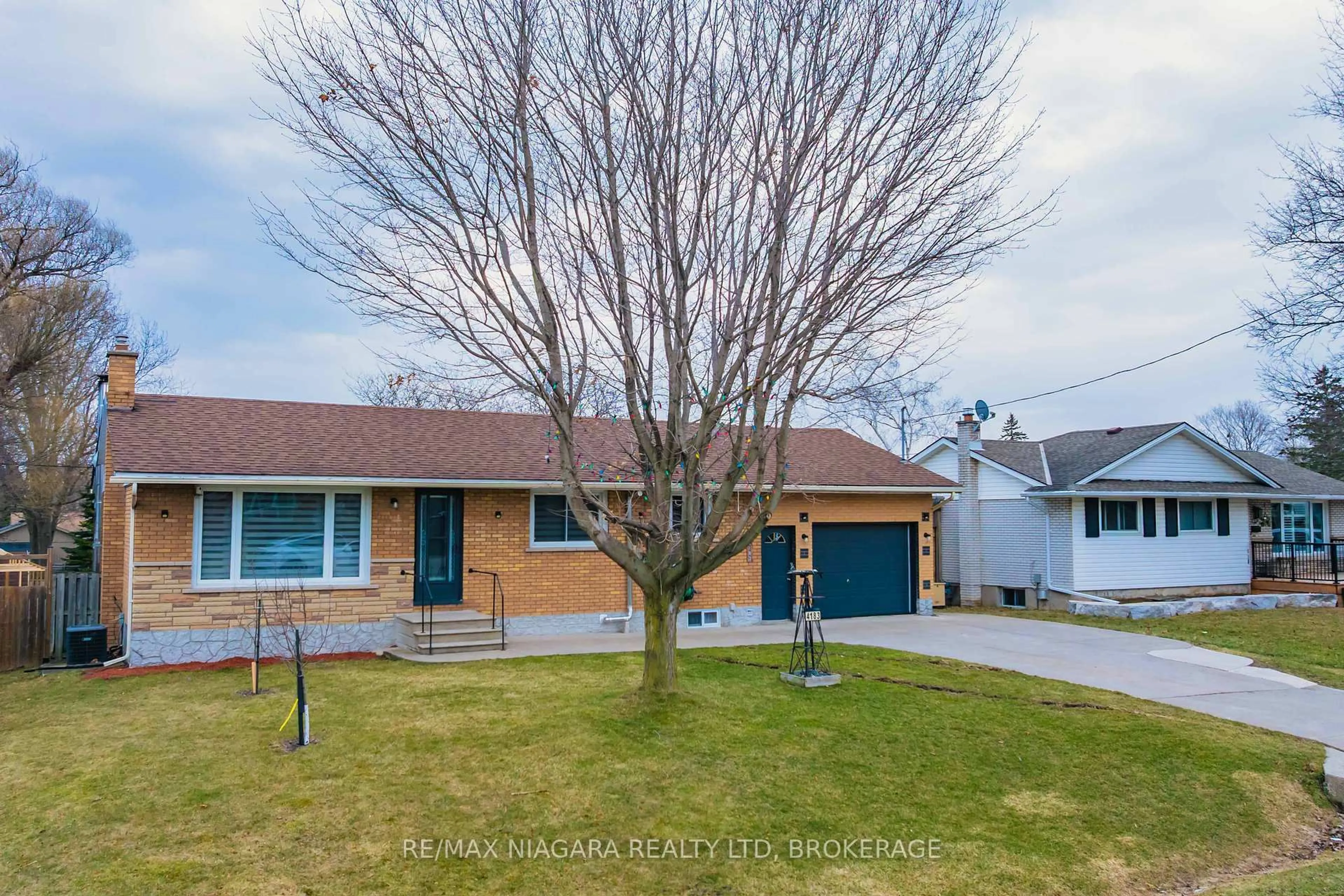 A pic from outside/outdoor area/front of a property/back of a property/a pic from drone, street for 4183 Glenwood Dr, Lincoln Ontario L0R 1B7