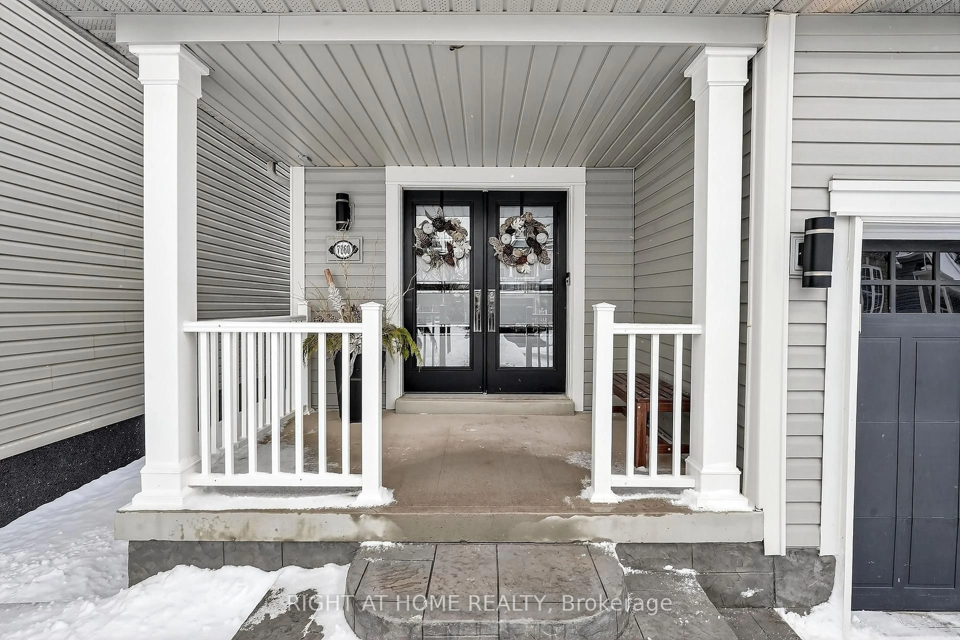 Indoor entryway for 7860 Butternut Blvd, Niagara Falls Ontario L2H 0N3