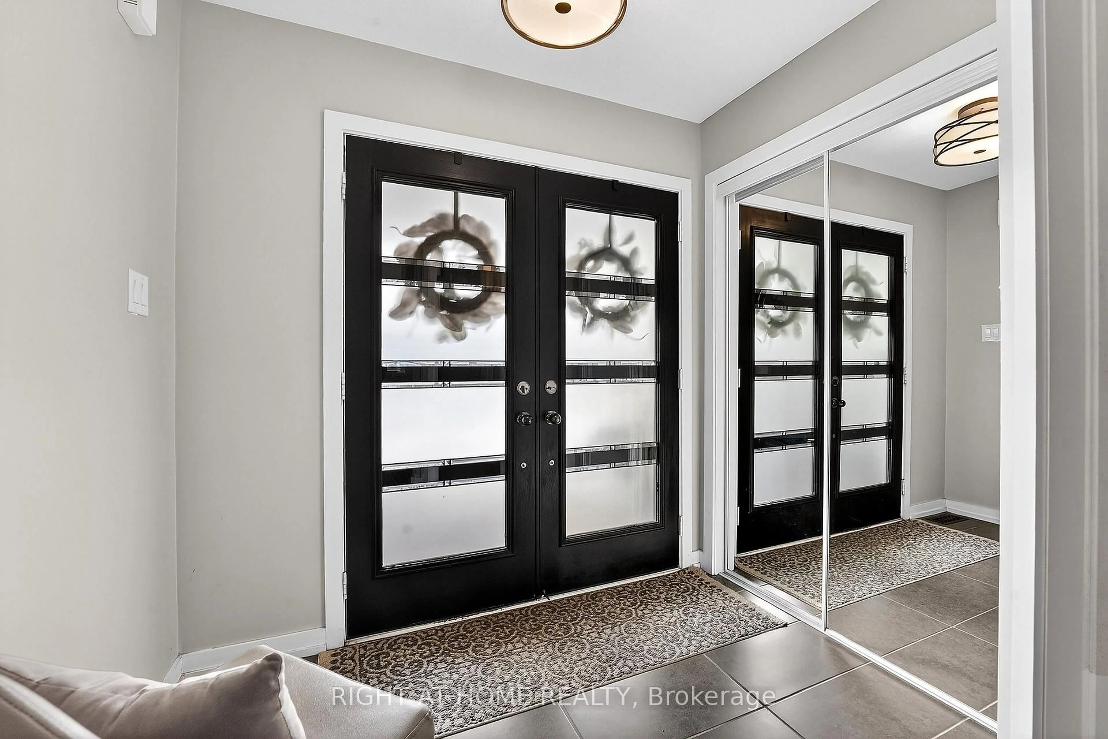 Indoor entryway for 7860 Butternut Blvd, Niagara Falls Ontario L2H 0N3