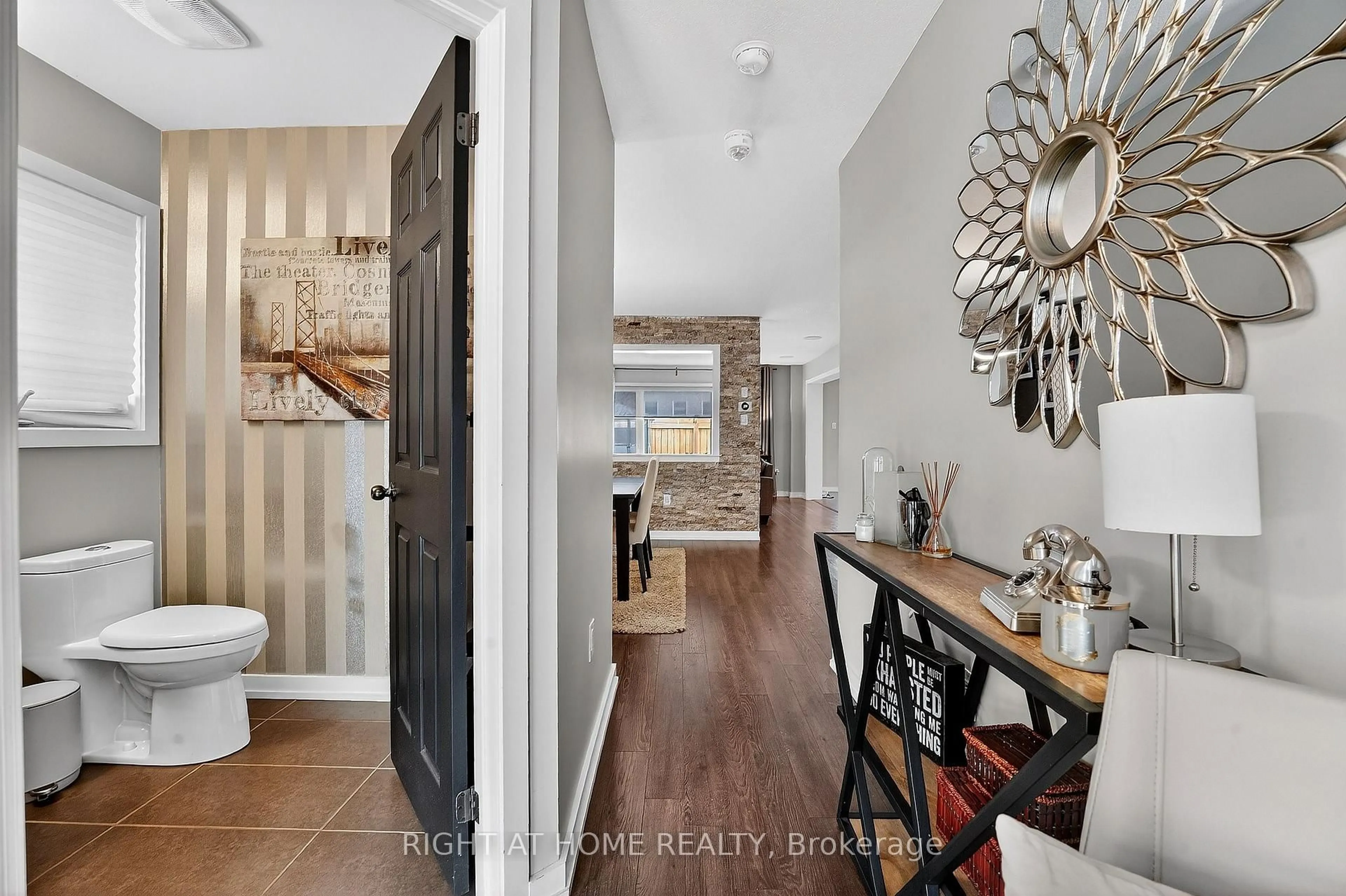 Indoor entryway for 7860 Butternut Blvd, Niagara Falls Ontario L2H 0N3