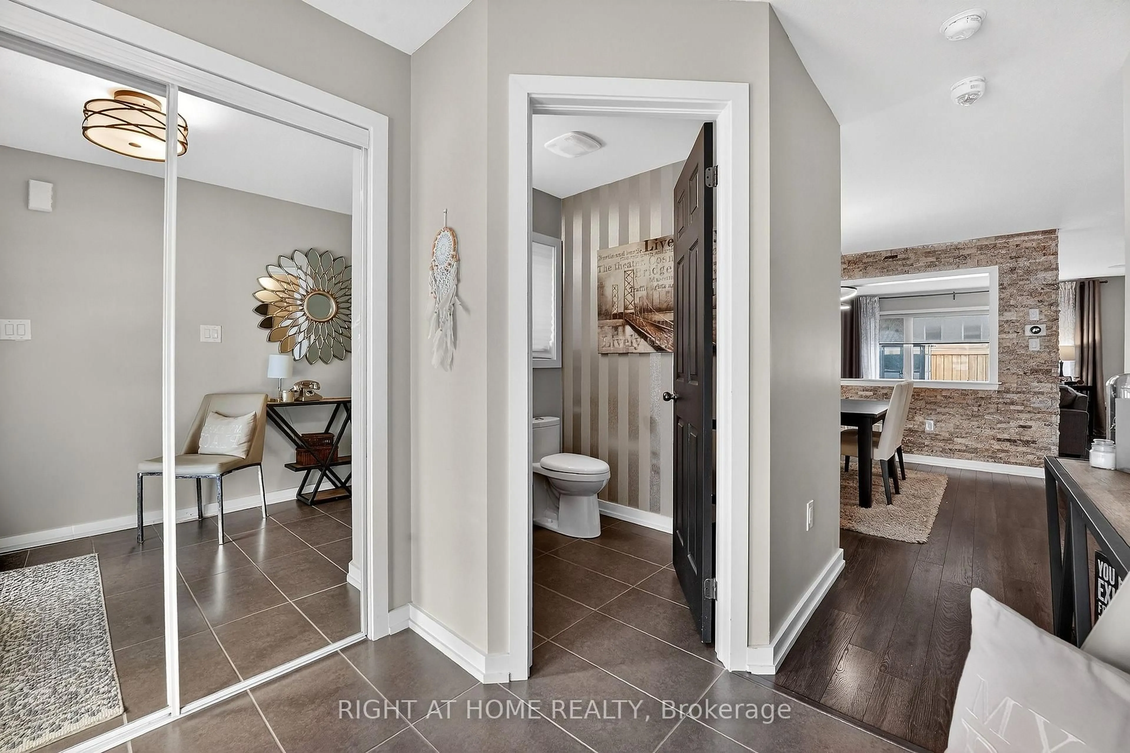 Indoor entryway for 7860 Butternut Blvd, Niagara Falls Ontario L2H 0N3