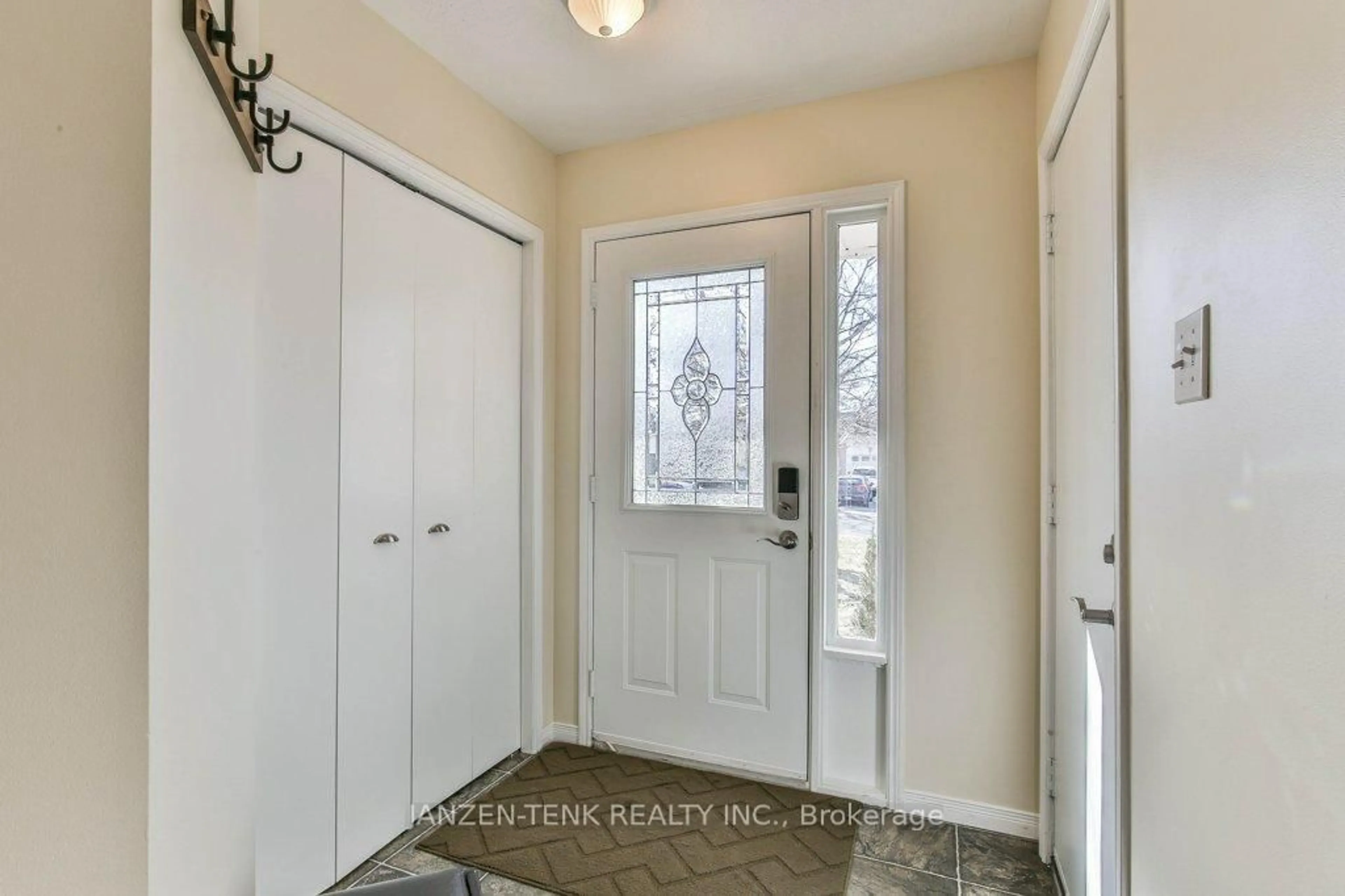 Indoor entryway for 60 Beckett Blvd, Tillsonburg Ontario N4G 5N3