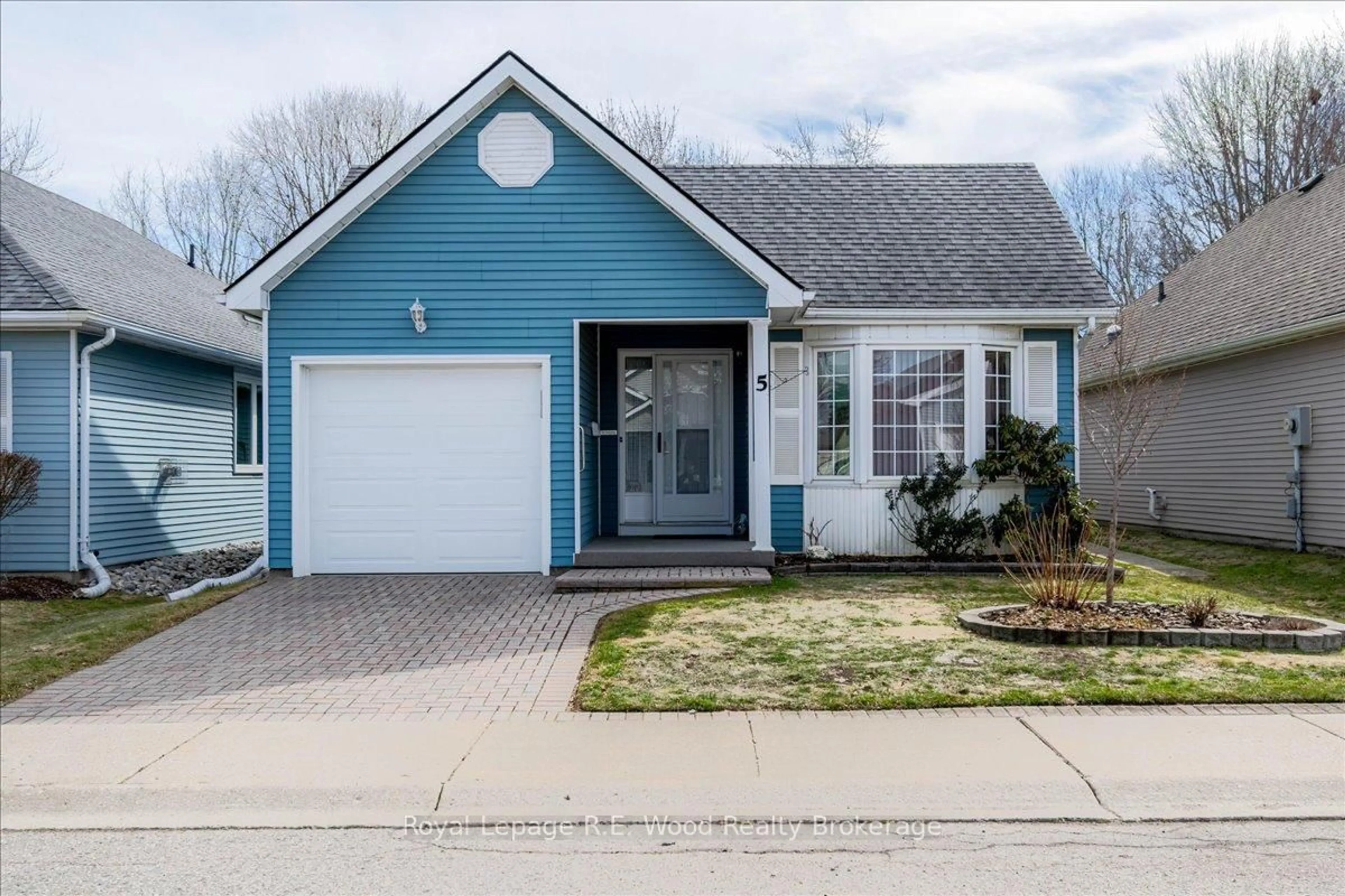 Home with vinyl exterior material, street for 5 Sinclair Dr, Tillsonburg Ontario N4G 5L6