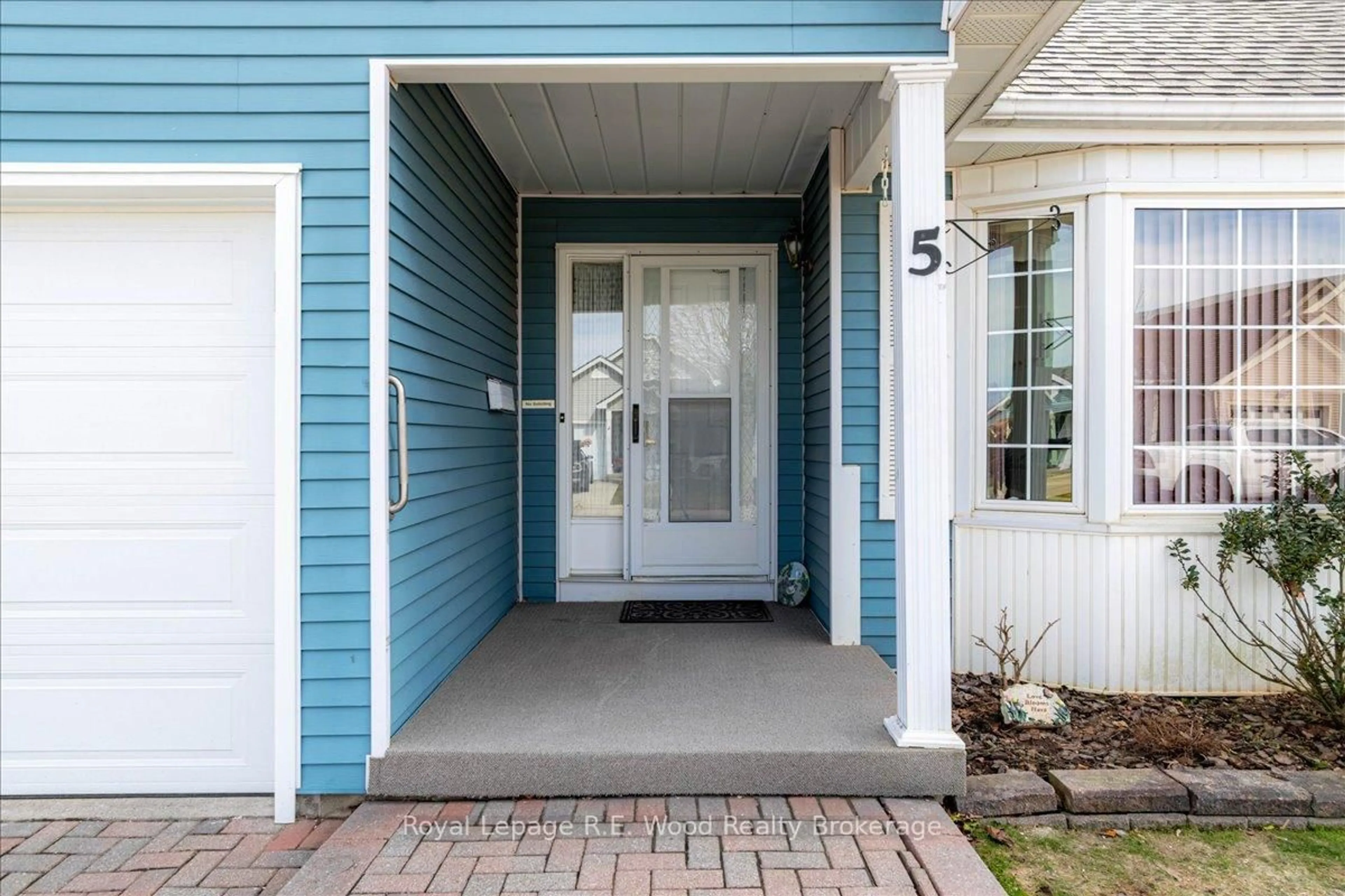 Indoor entryway for 5 Sinclair Dr, Tillsonburg Ontario N4G 5L6