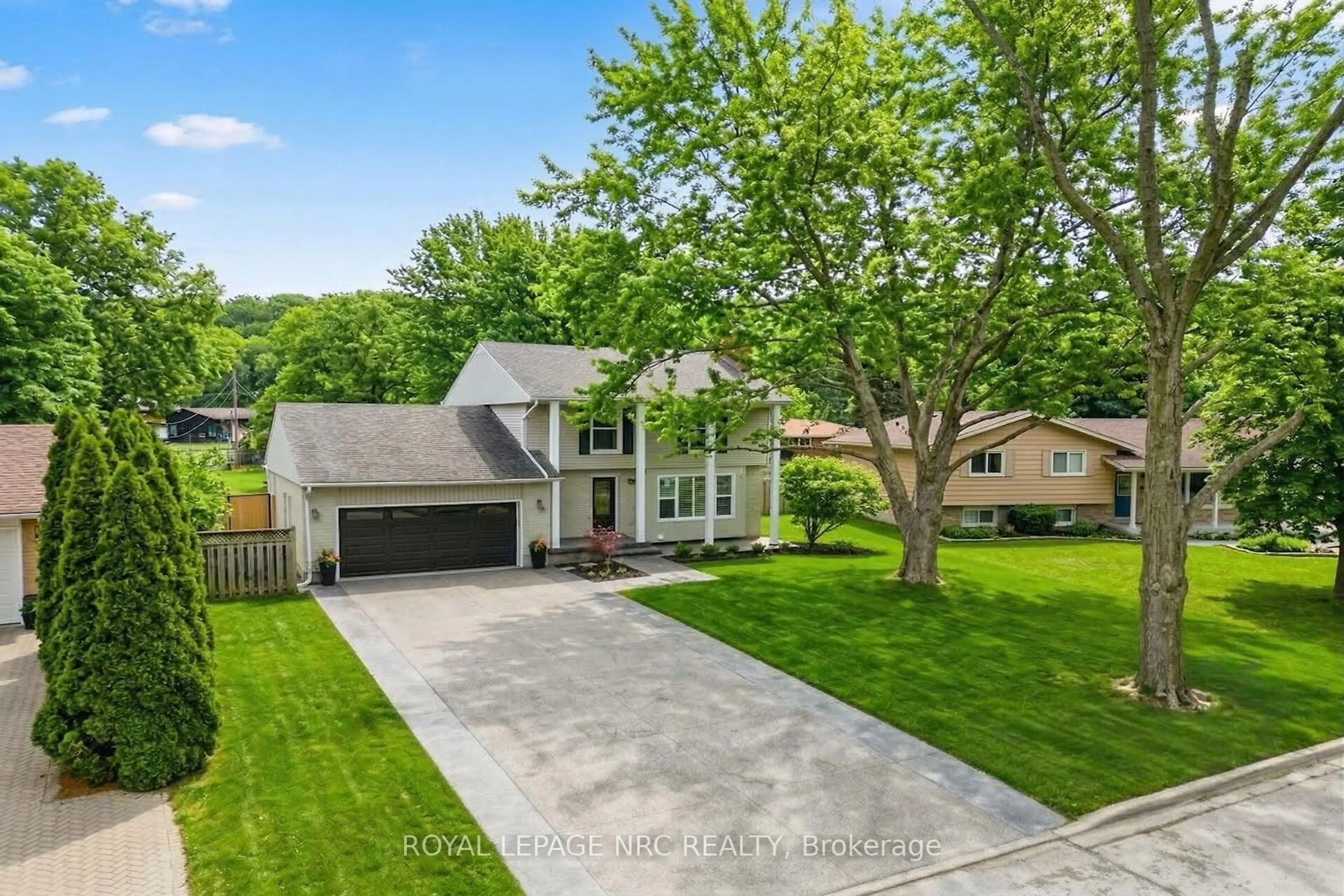A pic from outside/outdoor area/front of a property/back of a property/a pic from drone, street for 6 Erinbrook Cres, St. Catharines Ontario L2T 1Y5