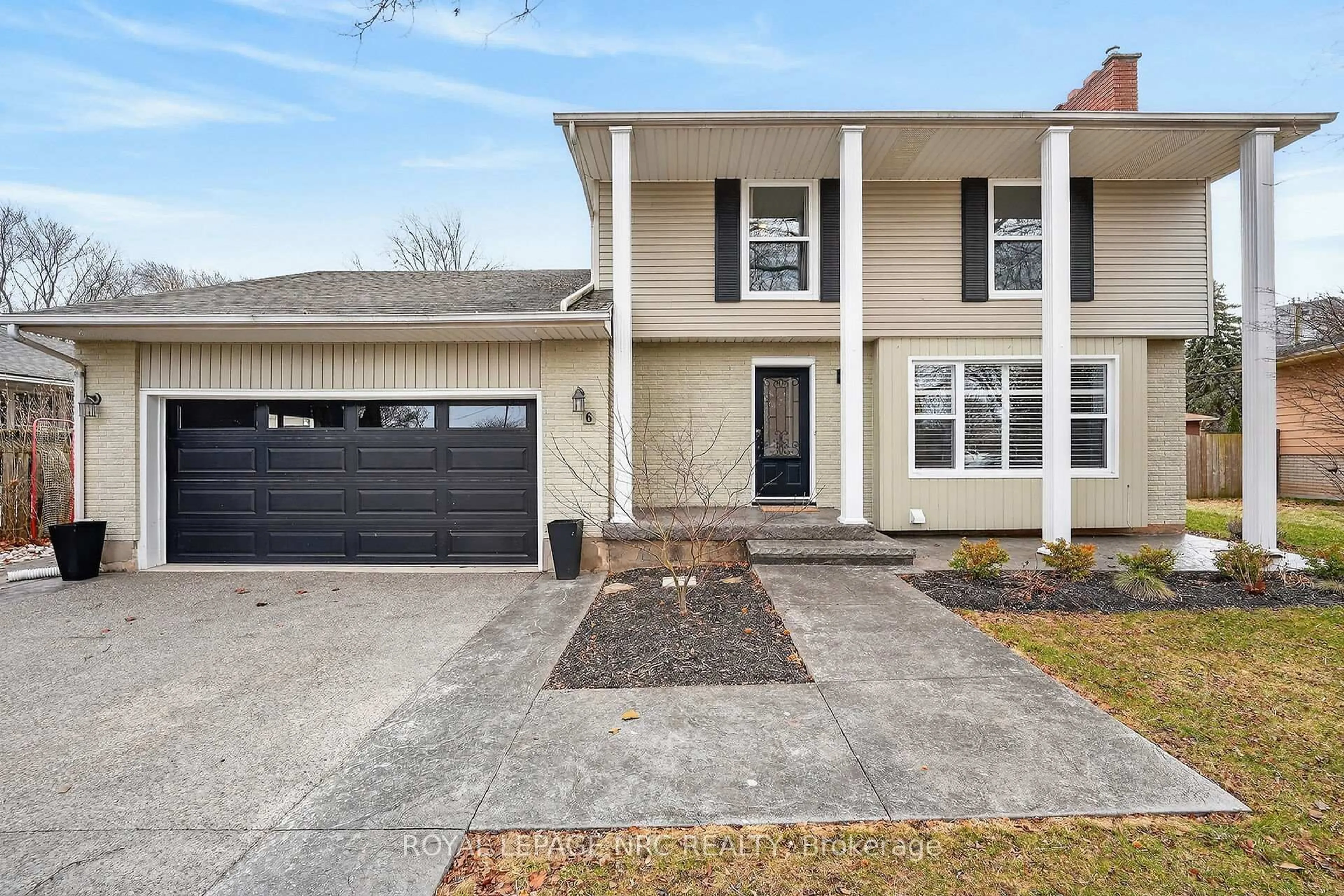 Home with vinyl exterior material, street for 6 Erinbrook Cres, St. Catharines Ontario L2T 1Y5