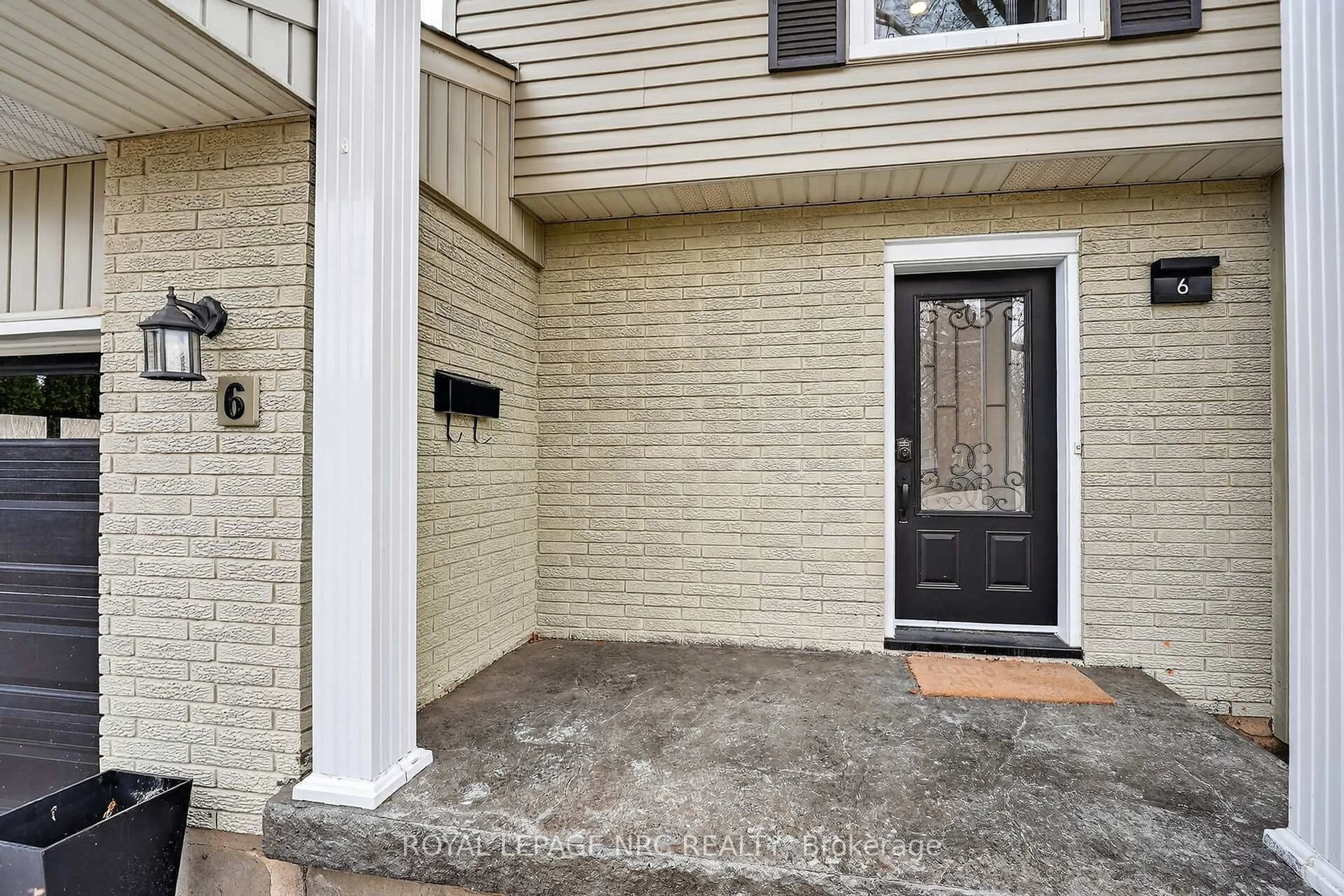 Indoor entryway for 6 Erinbrook Cres, St. Catharines Ontario L2T 1Y5