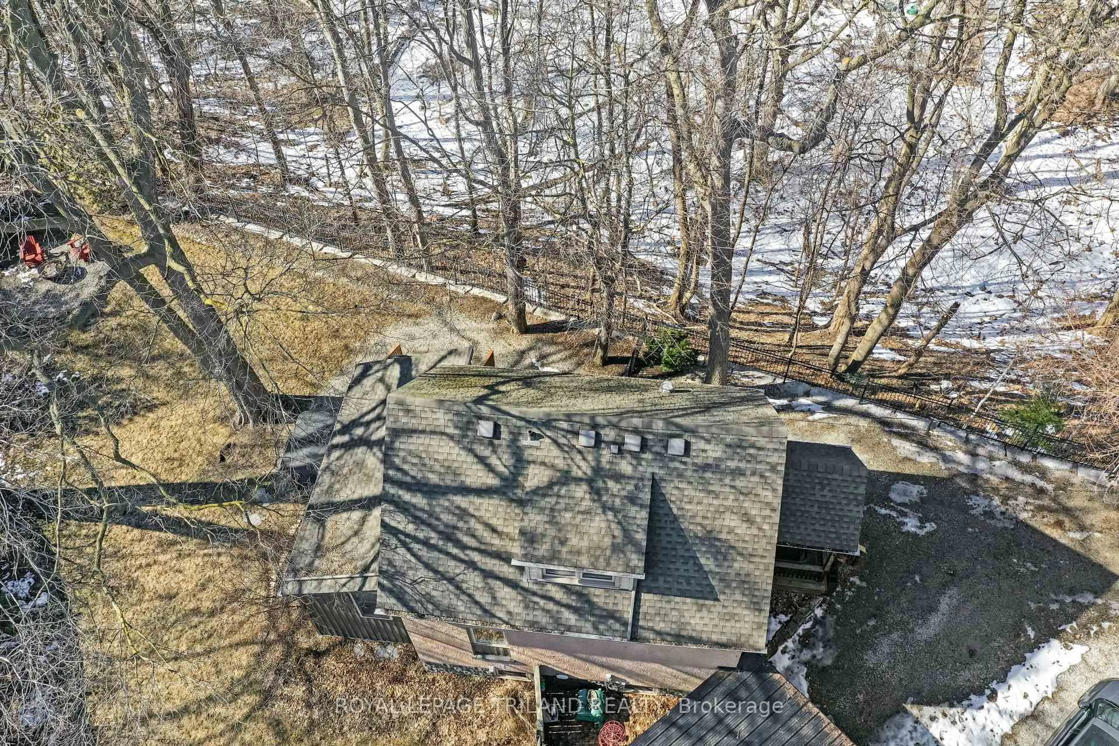 A pic from outside/outdoor area/front of a property/back of a property/a pic from drone, unknown for 2 INGLESIDE Pl, London South Ontario N6C 1E1