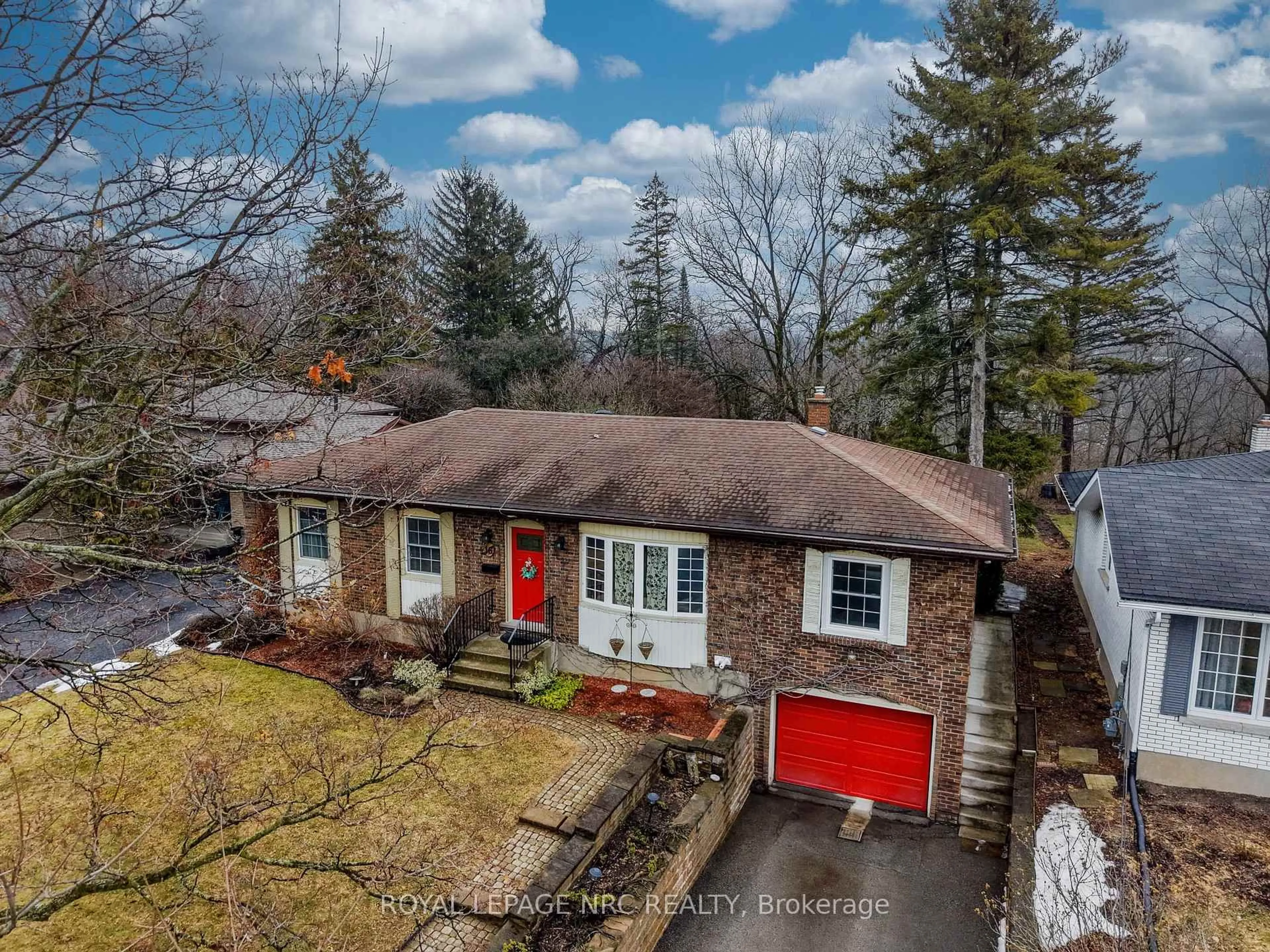 A pic from outside/outdoor area/front of a property/back of a property/a pic from drone, street for 16 Rosemore Rd, St. Catharines Ontario L2S 1A8