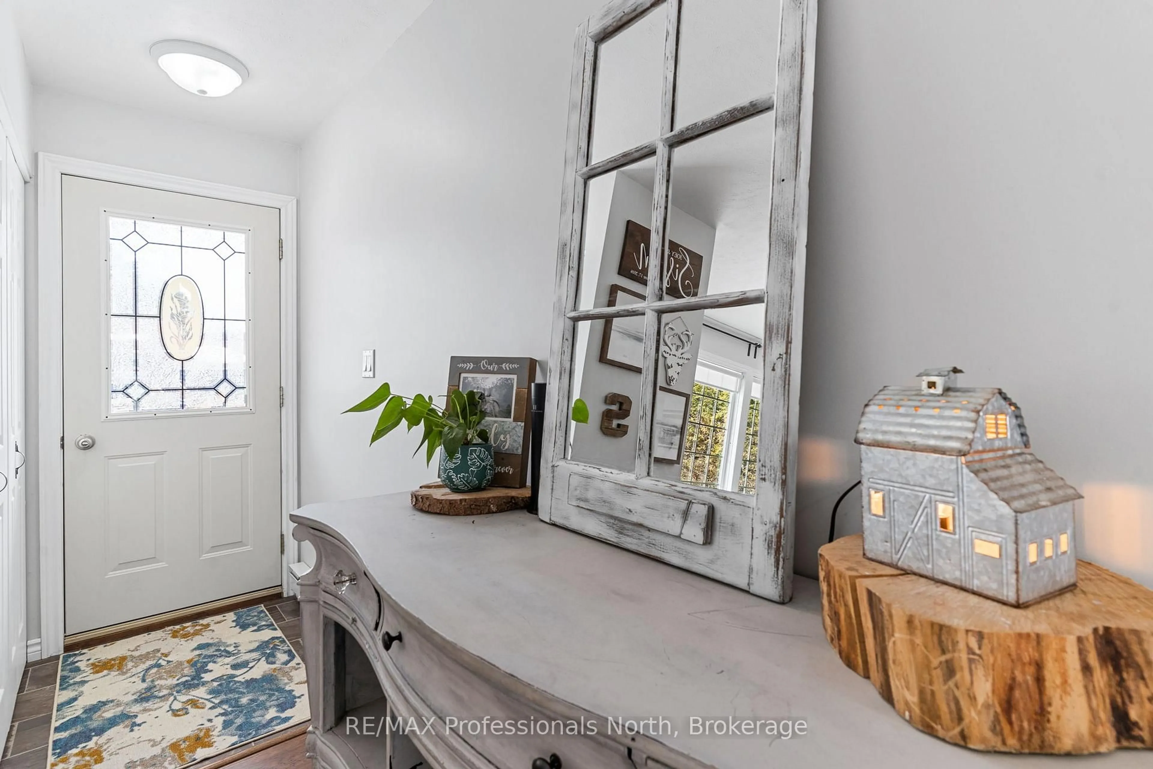 Indoor entryway for 7 Winchester St, Minden Hills Ontario K0M 1S0