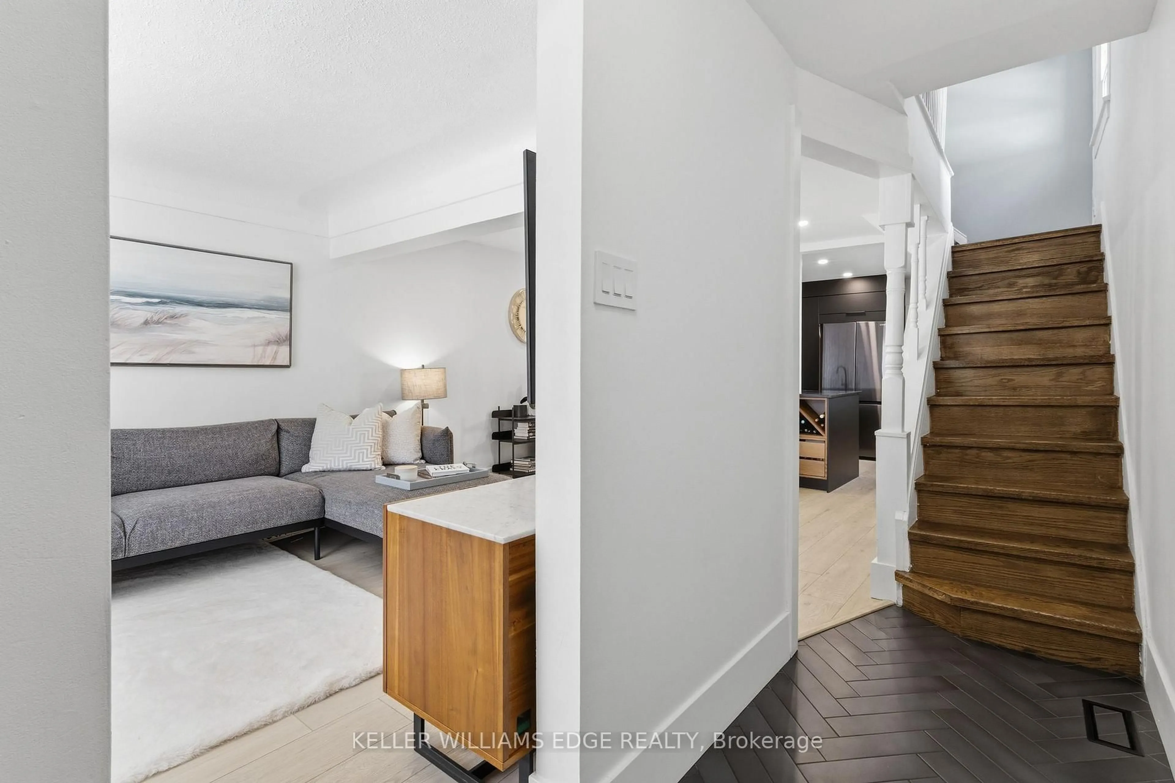 Indoor entryway for 109 Grosvenor Ave, Hamilton Ontario L8L 7S5