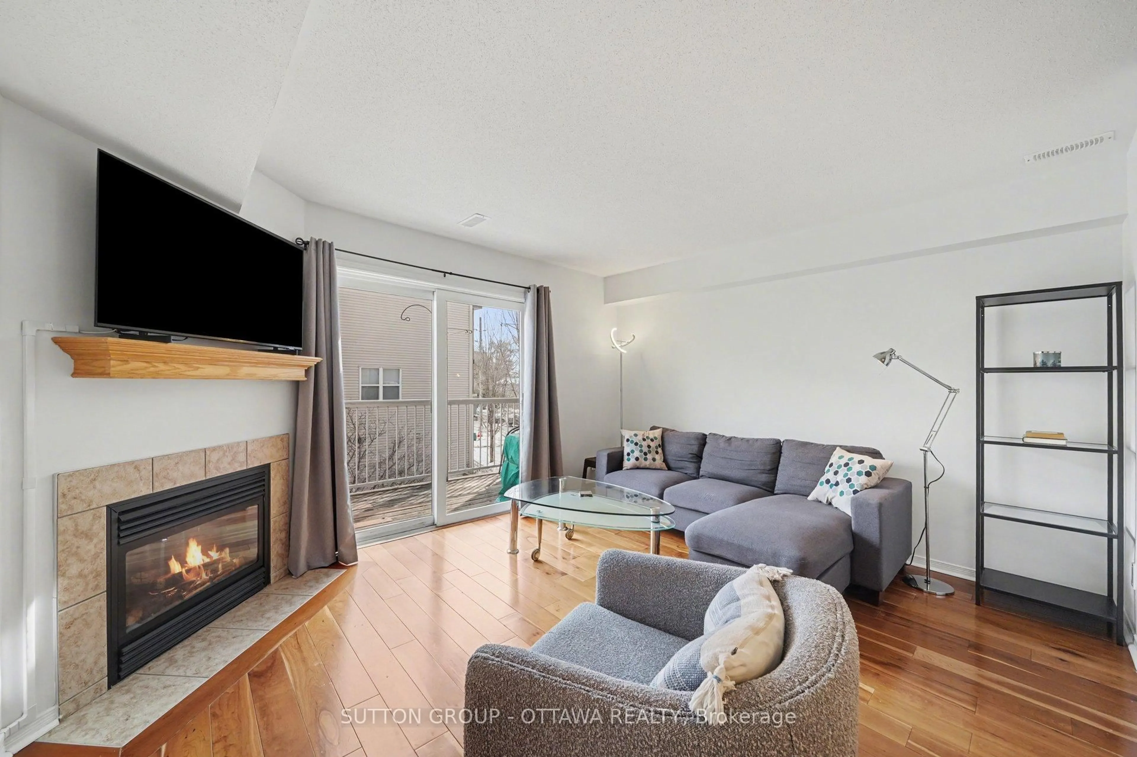 Living room with furniture, wood/laminate floor for 56 Steele Park Private, Ottawa Ontario K1J 0J2