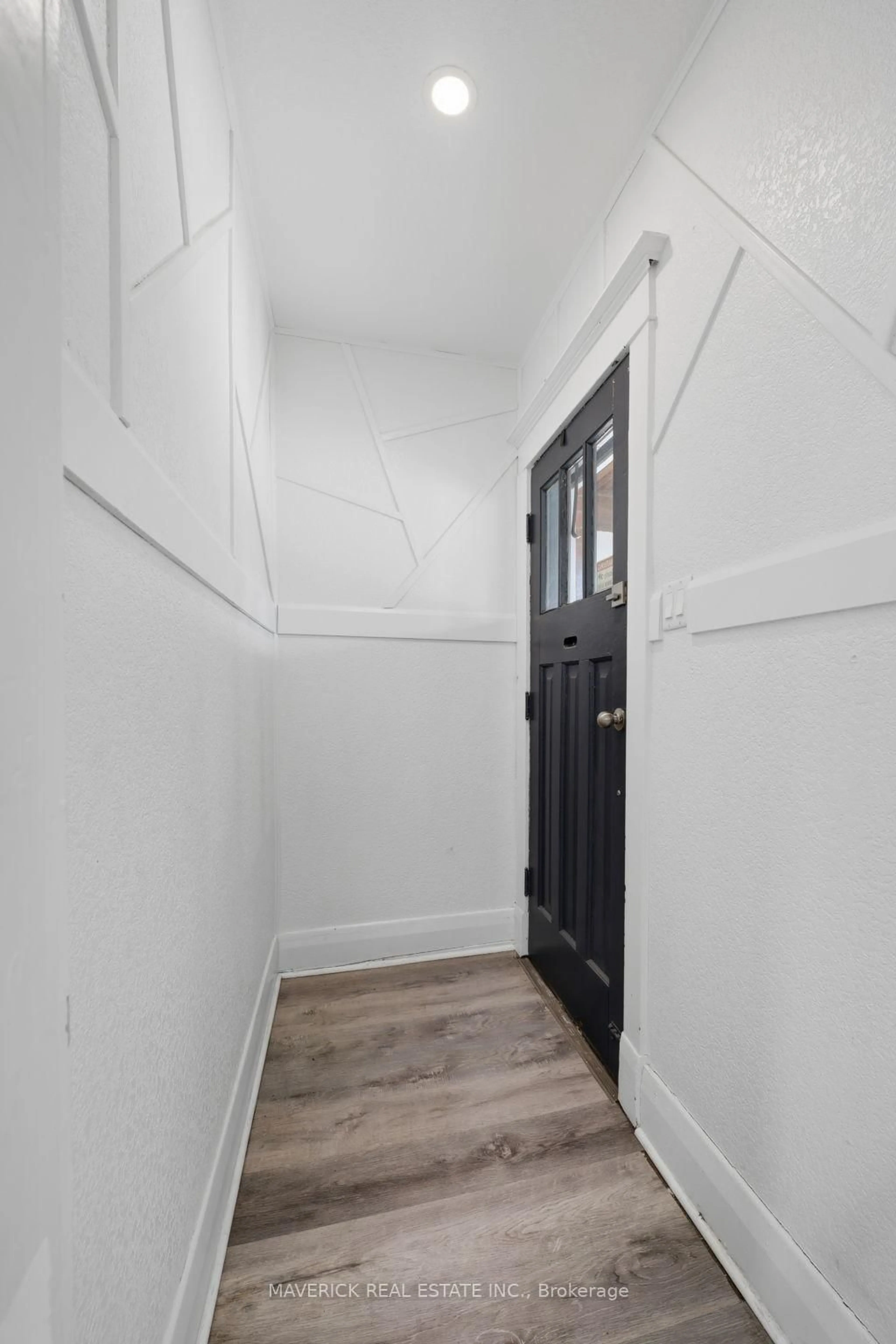 Indoor entryway for 99 Egerton St, London East Ontario N5Z 2G1