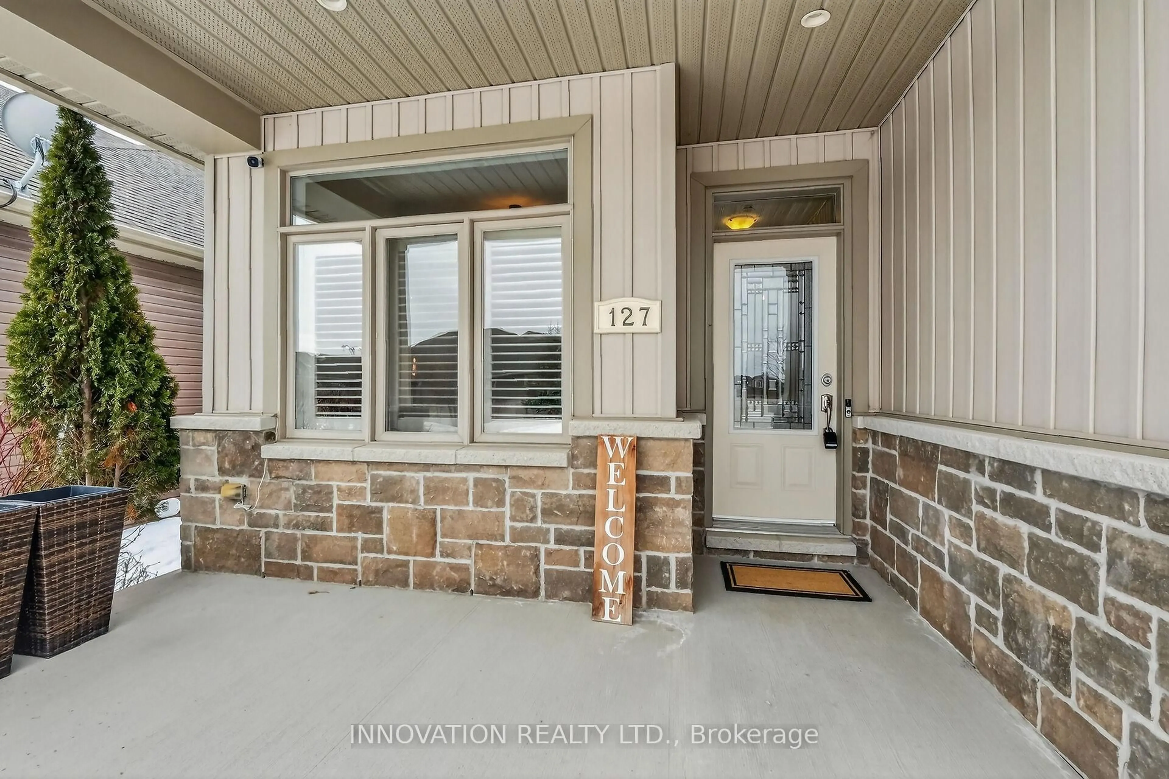 Indoor entryway for 127 Elfin Grve, Ottawa Ontario K2V 0B9