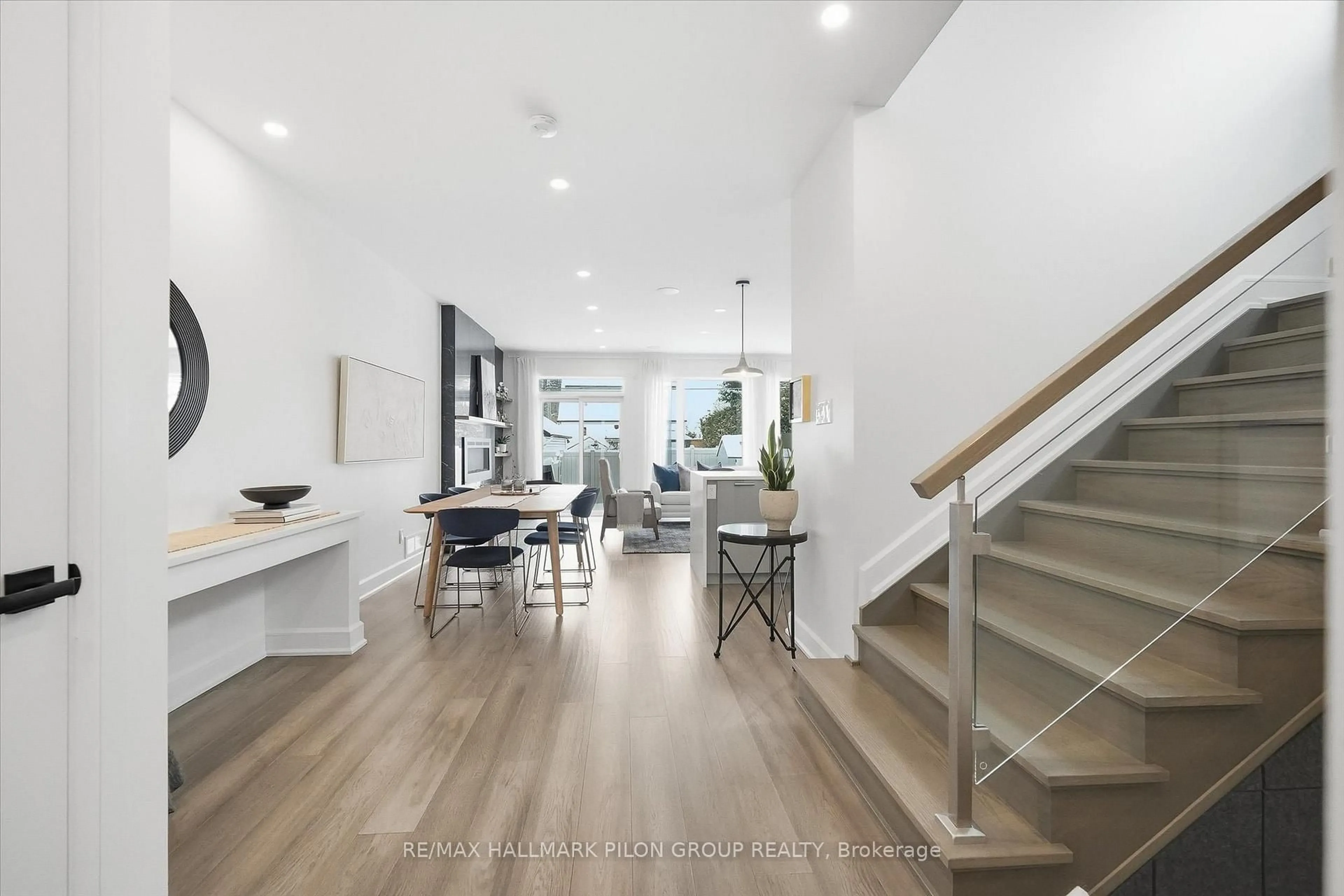 Indoor entryway for 559 Mutual St, Ottawa Ontario K1K 1C5