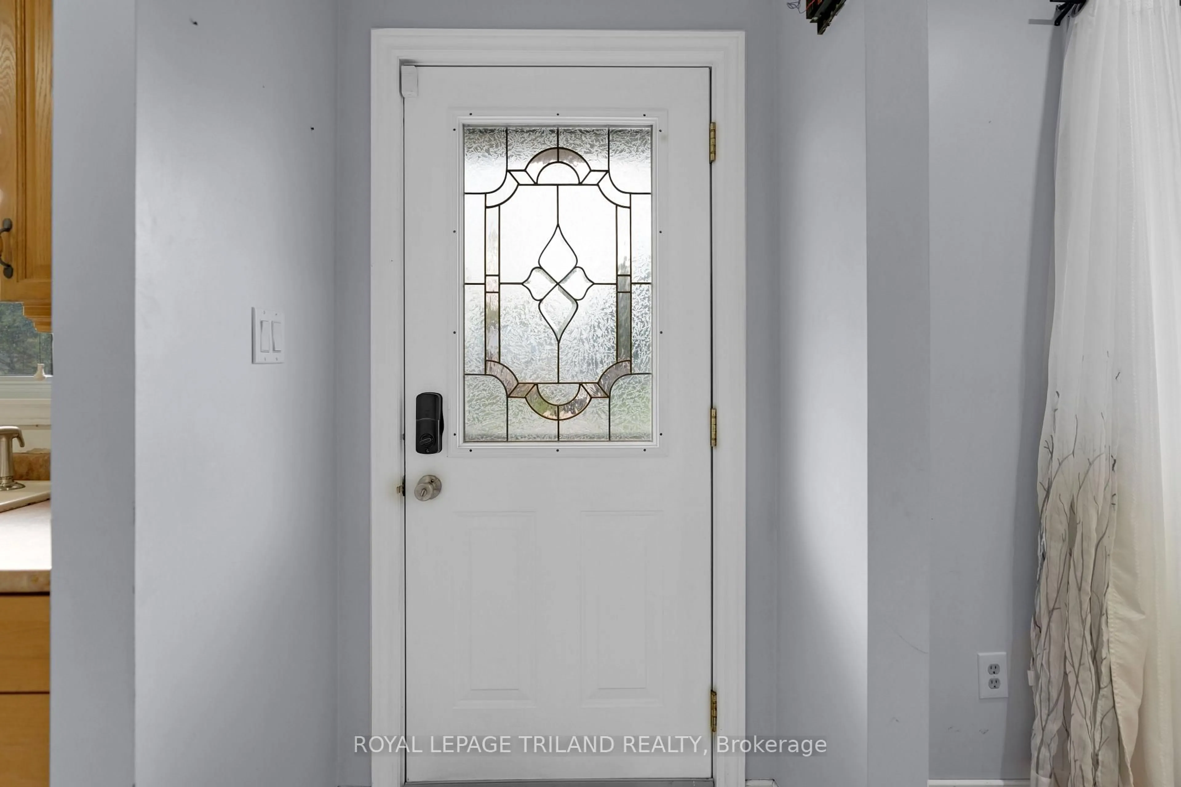 Indoor entryway for 92 Ardsley Rd, London North Ontario N6G 3W4