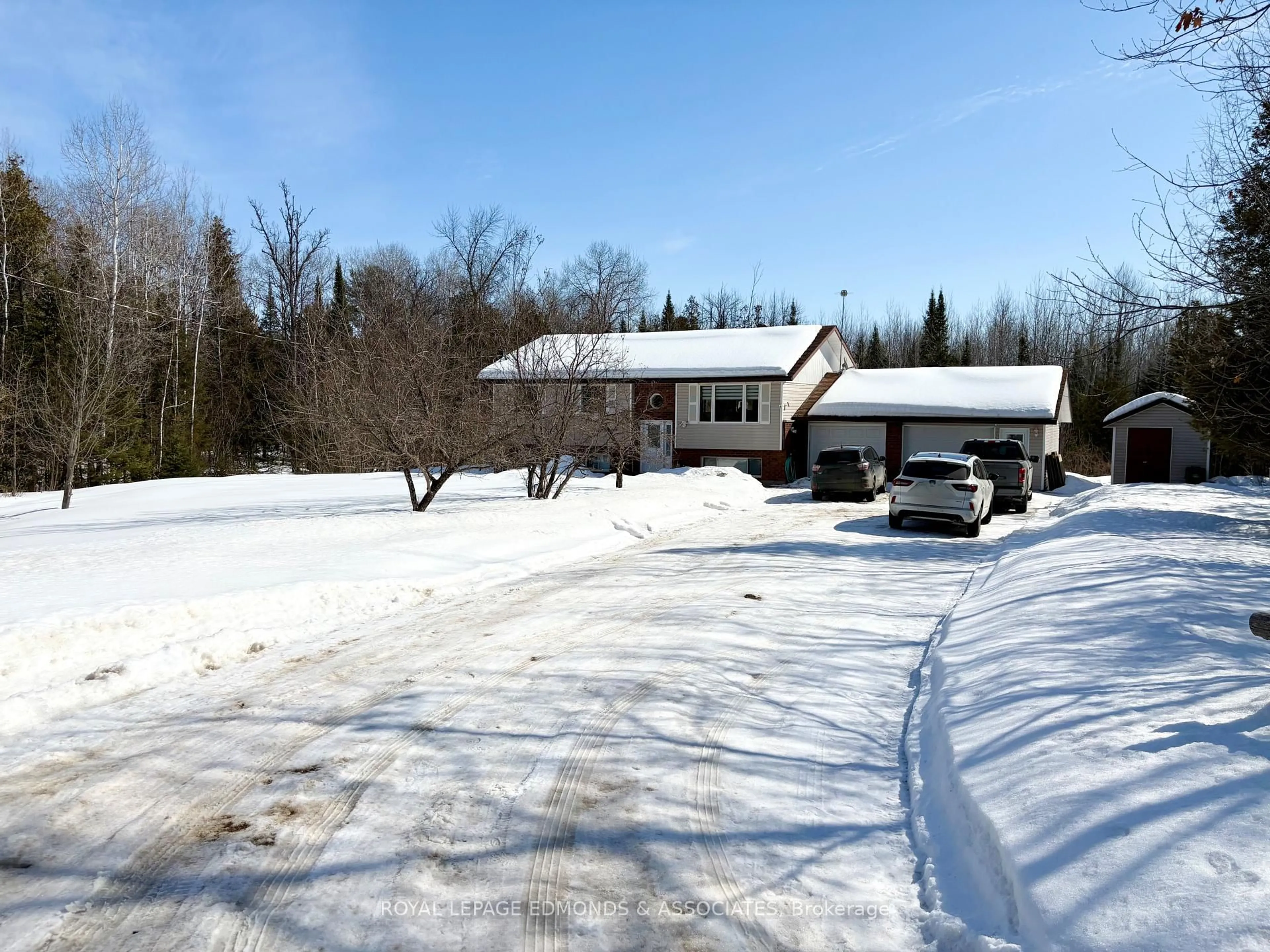 A pic from outside/outdoor area/front of a property/back of a property/a pic from drone, street for 418 Forest Park Rd, Pembroke Ontario K8A 6W2