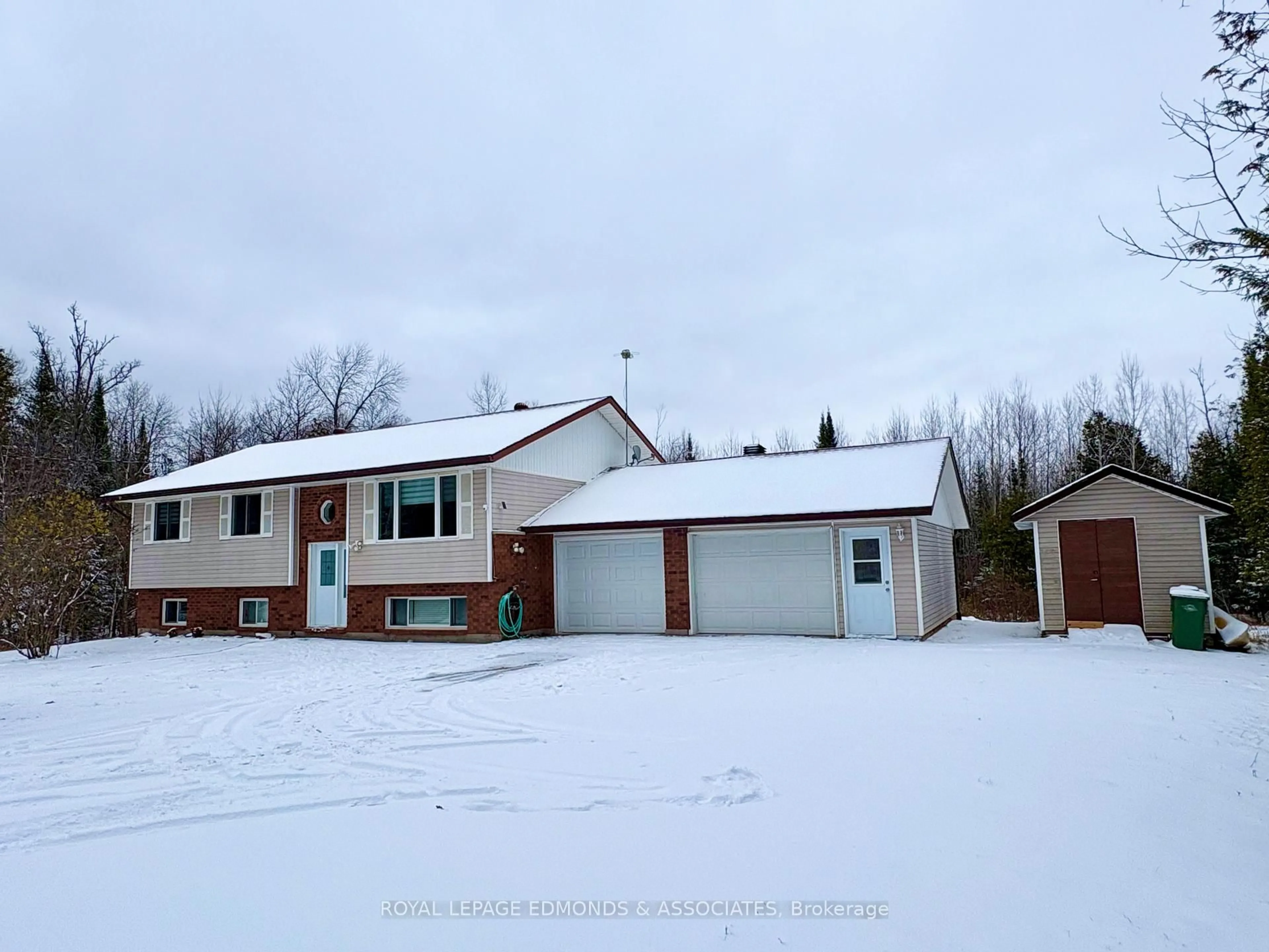 A pic from outside/outdoor area/front of a property/back of a property/a pic from drone, street for 418 Forest Park Rd, Pembroke Ontario K8A 6W2