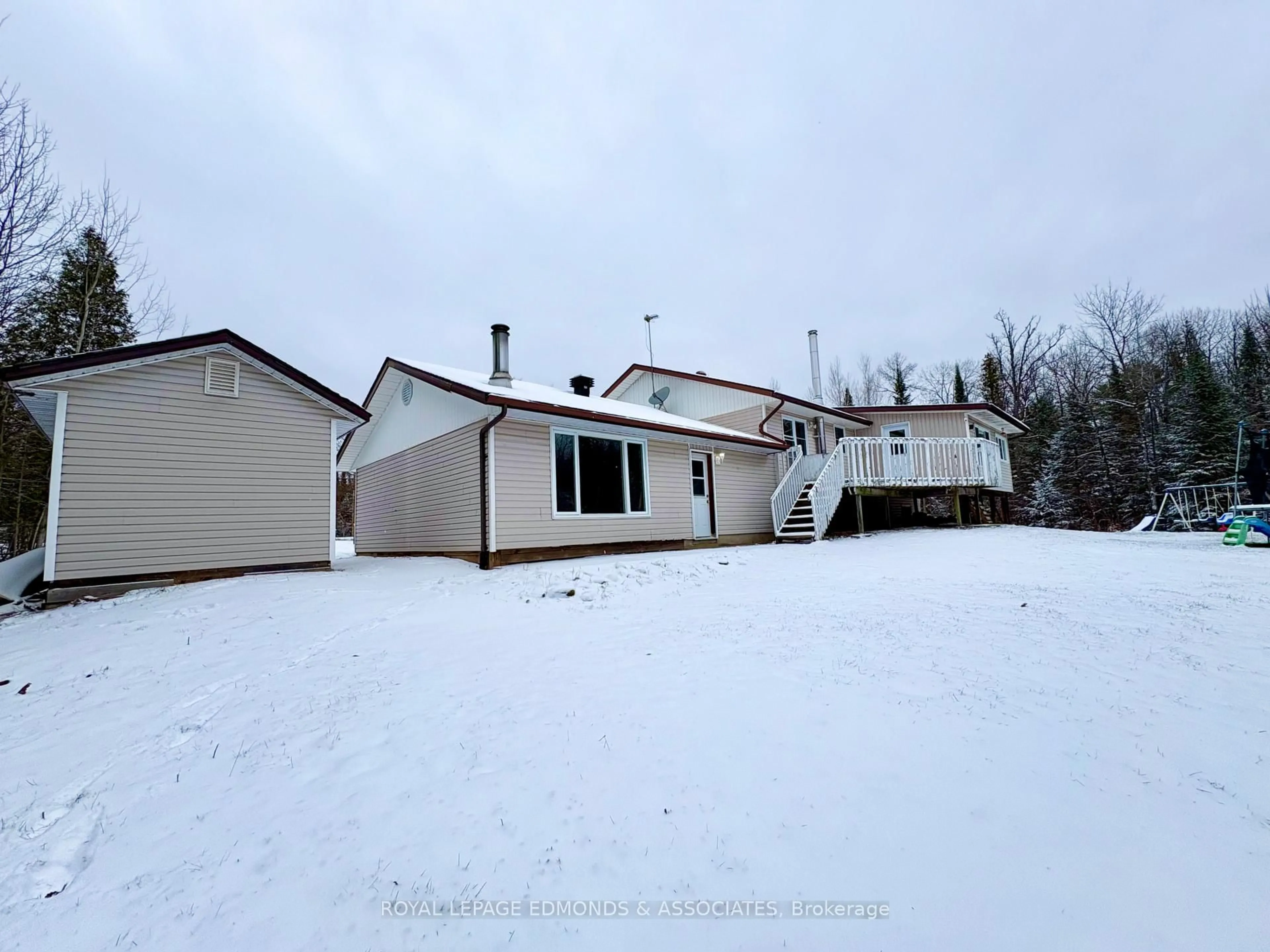 A pic from outside/outdoor area/front of a property/back of a property/a pic from drone, building for 418 Forest Park Rd, Pembroke Ontario K8A 6W2